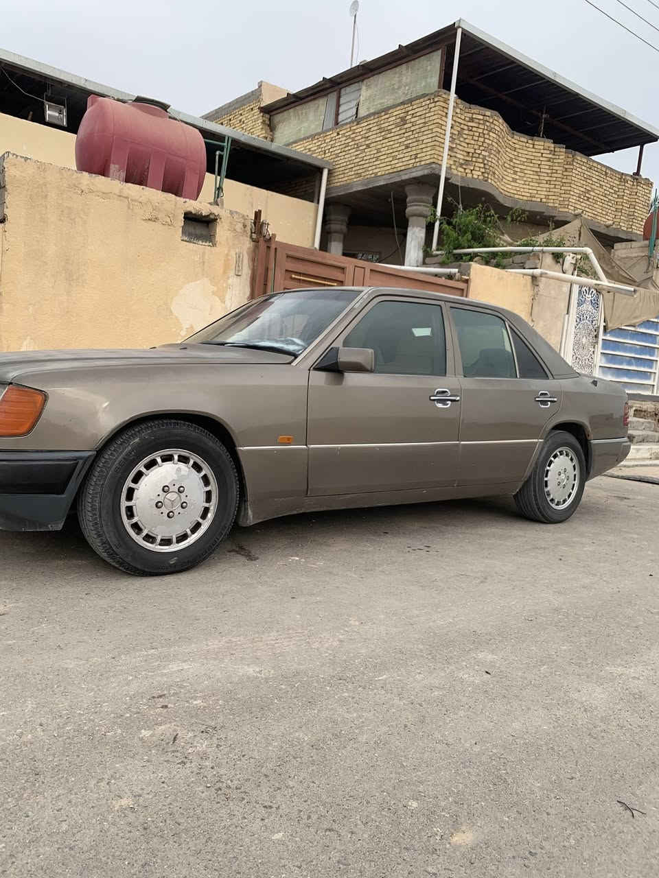 لسلام عليكم سياره مارسدس دب موديل 90 نضيفه ما ناقصها شي تبريد حداديه تخم تاير سنويه 28 فتحه سياره  لا معجون ولا صبغ بلادي عنوان بصره قرنه ***********
