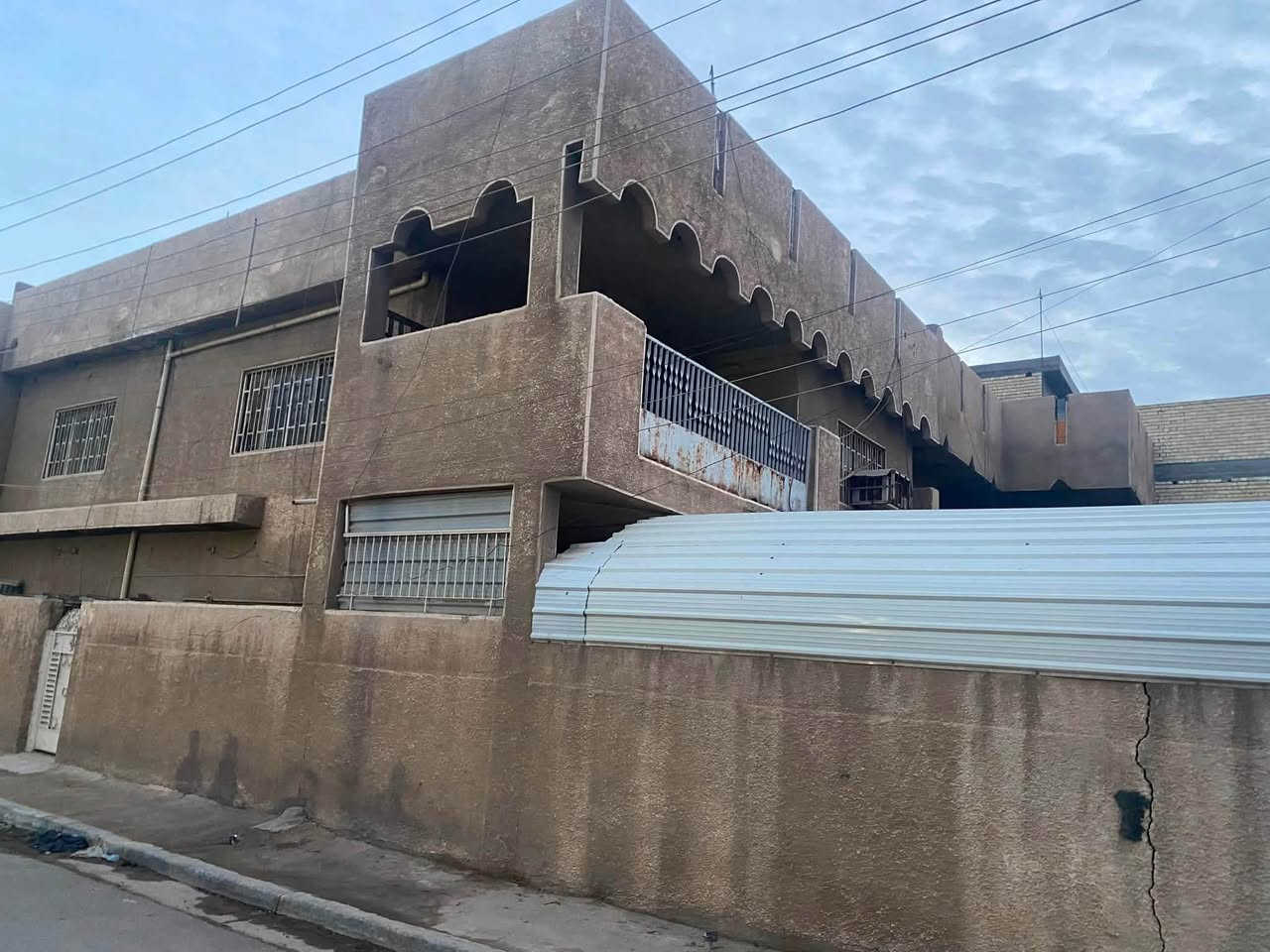 بيت 200 متر ركن ينباع 4 خمسينات واجهة 5 نزال 10 في حي الاعلام
ال خمسينات الاثنين بل وجه كدامهم تشجير بسيط 
العنوان حي الاعلام شارع مجمع الرازي خلف كوفي التراث 
السند ب اسمي تحويل مباشر 
للاستفسار ***********
