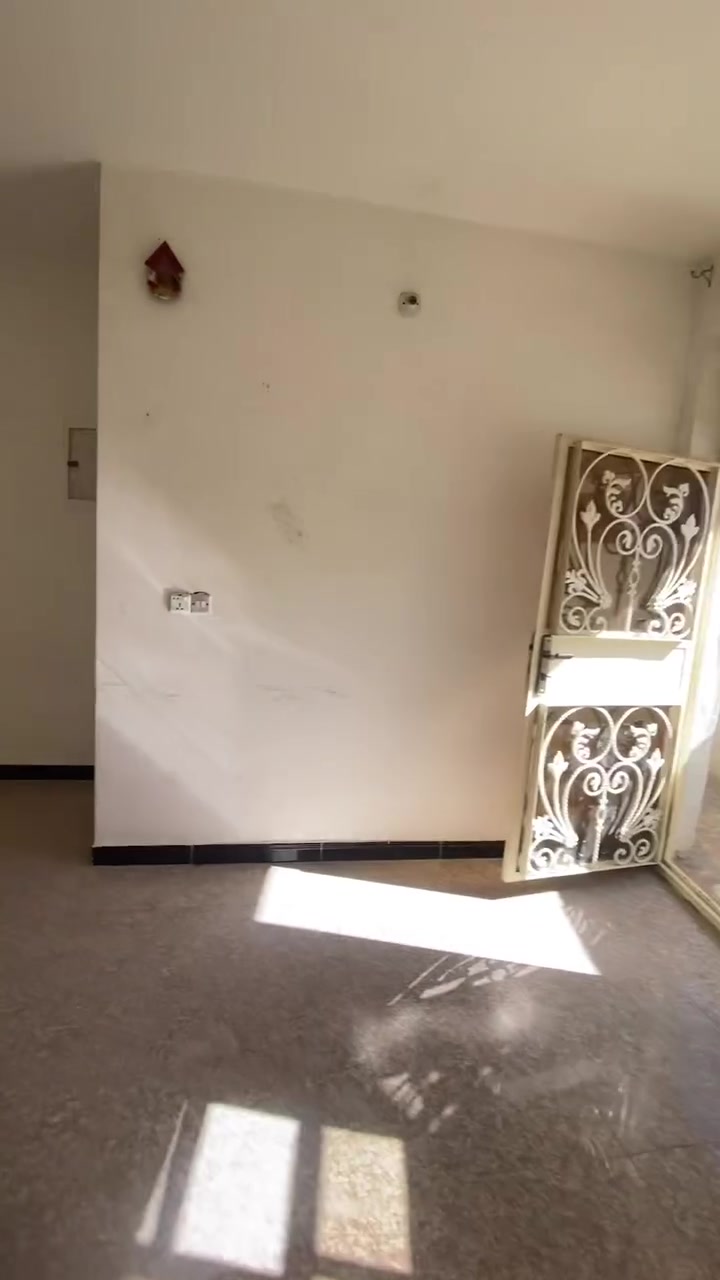 السلام عليكم
للايجار شقه طابق اول،تحتوي على صاله مطبخ غرفتين نوم خدمات شارع ابو طياره للستفسار ***********
