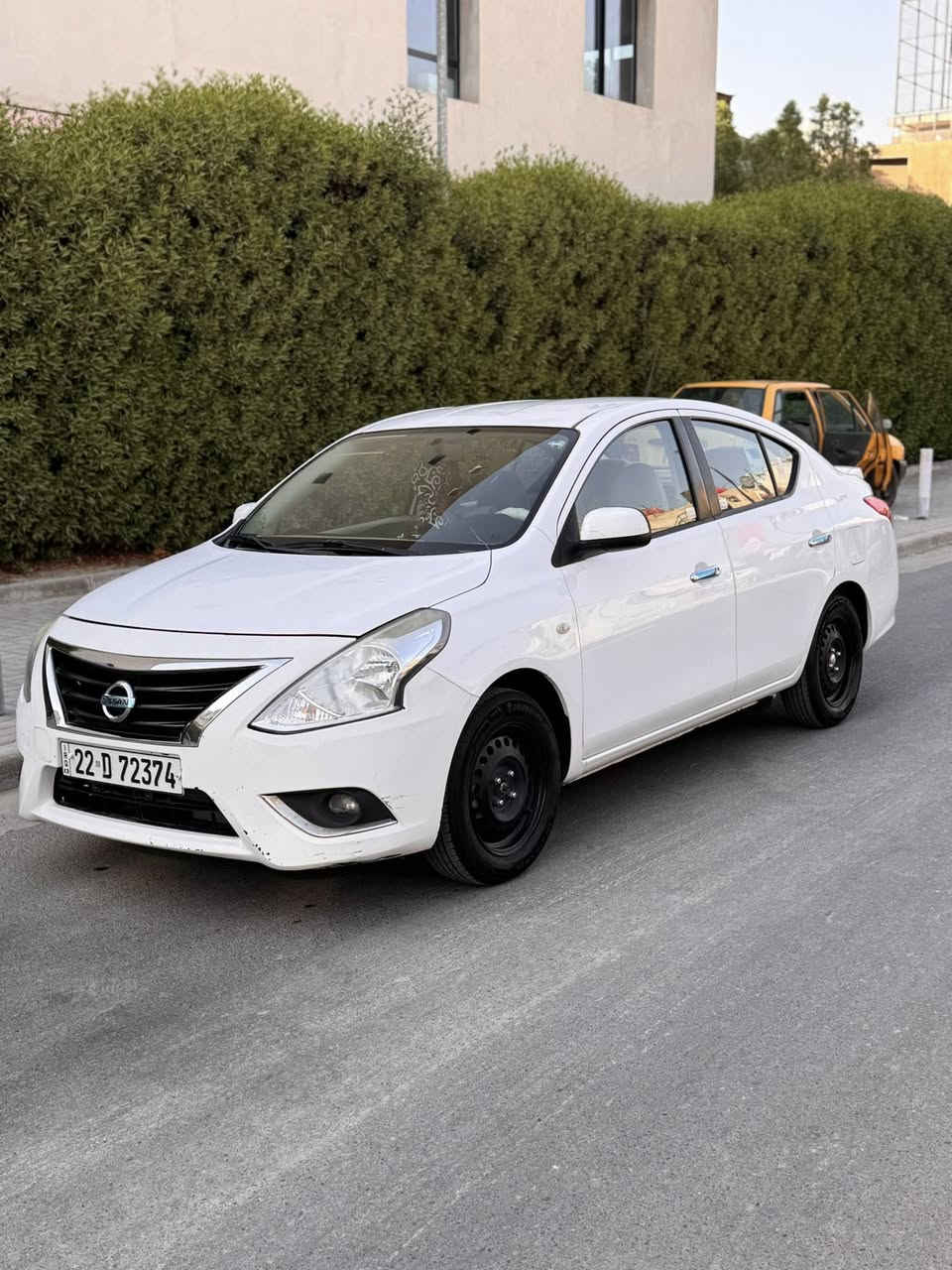 السلام عليكم اخوتي
نيسـان سني 2021 لون ابيض 
رقم اربيل الجديد بأسـمي 
السيارة بدون صبغ بيها اماكن بارد مصلحة 
بوقت الي صار الحالوب بمنطقة البلديات جانت برة السيارة 
وصار بيها حالوب مو قوي  وبنفس الوقت مو قليل 
السيارة صدرها جديد كلة متبدل لوك  
والجامة الامامية كذلك جديدة  
الكير والمكينة والتبريد مكفول 
السيارة بلصور صراحة احلى من الحقيقة 
اكلك هيج علمود اذا اجيت شفتها متكلي ماكتلي ع شي كلشي ذاكرلك 
الماعندة يجي ياخذها ابلاش
 السيارة بدون صبغ
اهم شي ميكسر بسعرها 
السعر 98وبيها مجال بسيط جدآ 
مكاني بغداد زيونة  
***********
