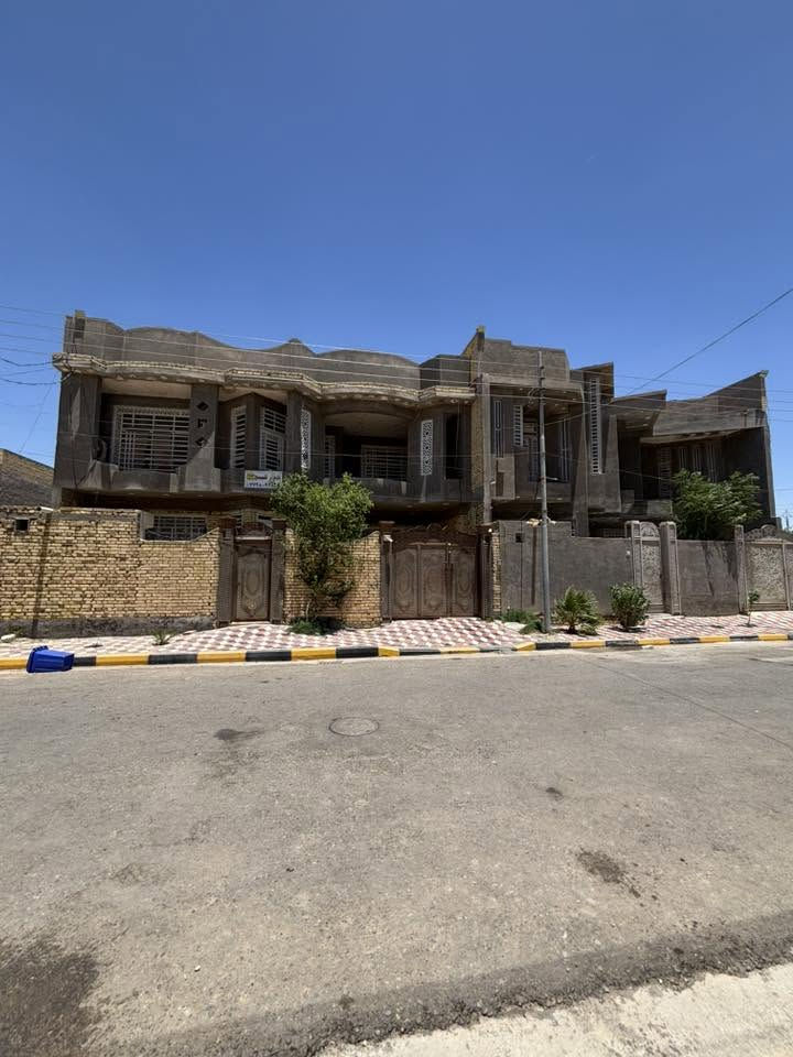 دار للبيع 
الحقل الاول 
ثاني بيت ع شارع السعيده 
المساحه ٢٥٠ 
***********
