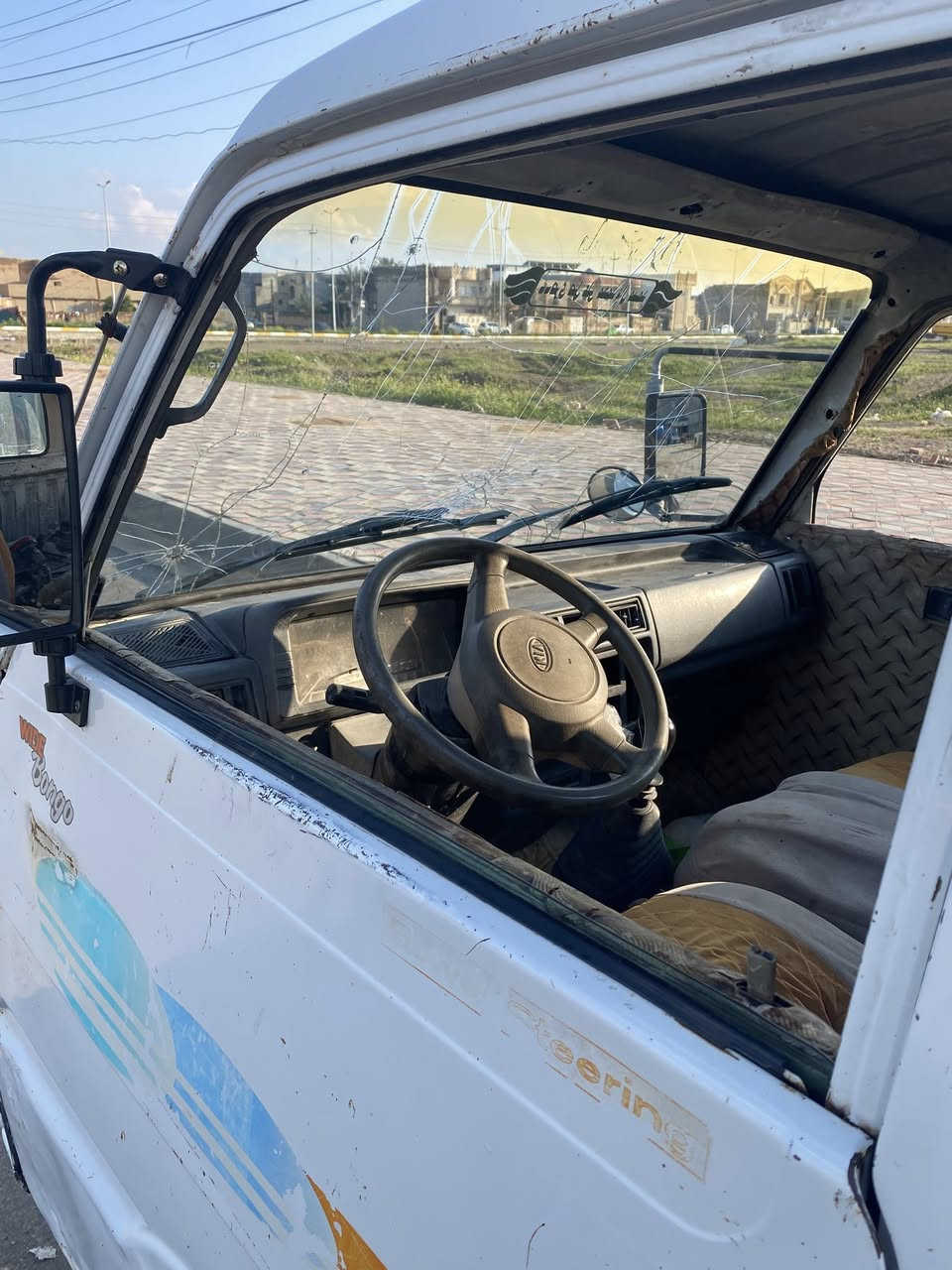 السلام عليكم كيا بنكو موديل ٩٦محرك قبل شهرين مجفت تايرات خلفي وأمامي كله جديد باتري قبل يومين شديته جديد البمب جديد سياره يعوزها شغل بس بل كهربائيات جاهزه وتشتغل رقمها صلاح الدين شرط التحويل سعرها ٣٢وبيها وجال لل شراي اتصل وتدلل ***********
