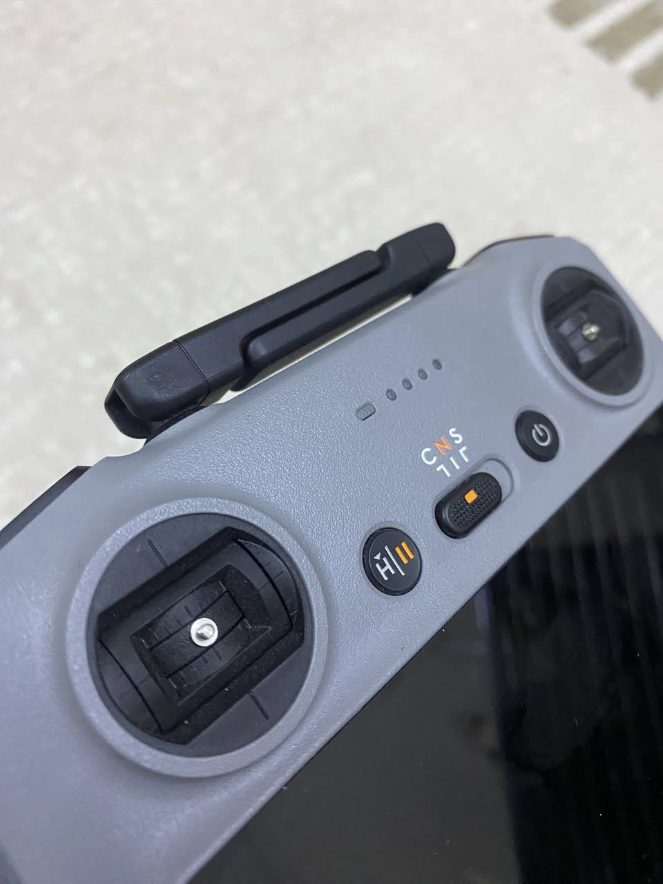 جوستك ( لوحة تحكم طائرة درون DJI) جديد غير مستخدم بسس فقدان الطائرة يرهم ع اغلب الدرونات مبي حساب 
وية جنطة و شاحنة بطاريات و بطاريات عدد ٢ لتواصل ***********
