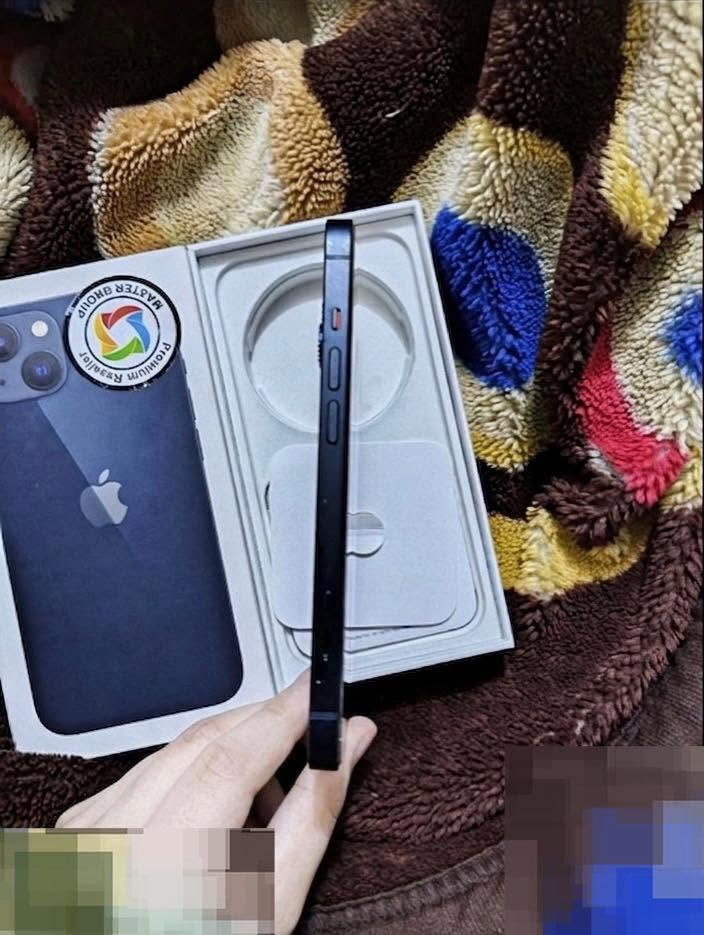 للبيع iPhone 13 عادي – لون نيلي 💙

جهاز مرتب جداً وحالته أخو الجديد استعمال بنية للتصفح والتصوير فقط، لذلك محافظ عليه بشكل ممتاز

✅• الجهاز نظيف جداً، استعمال خفيف للتصفح والتصوير فقط.
✅• حالة الجهاز قريبة جداً من الجديد.
✅• نسبة البطارية 90%، أصلية وغير مستبدلة أو مرفوعة.
✅• الجهاز 100% ما مفتوح ولا داخل صيانة.
✅• جميع القطع أصلية، وما مستبدل أي قطعة.
✅• خالٍ من الأعطال أو الأضرار.
✅• مع الكارتونة الأصلية.

السعر: 500 ألف دينار
وبيه مجال بسيط جداً للجادين فقط.


**إذا كنت صاحب هذا الإعلان وتريد حذفه لأي سبب، رجاءا أرسل رسالة إلى الدعم الفني**