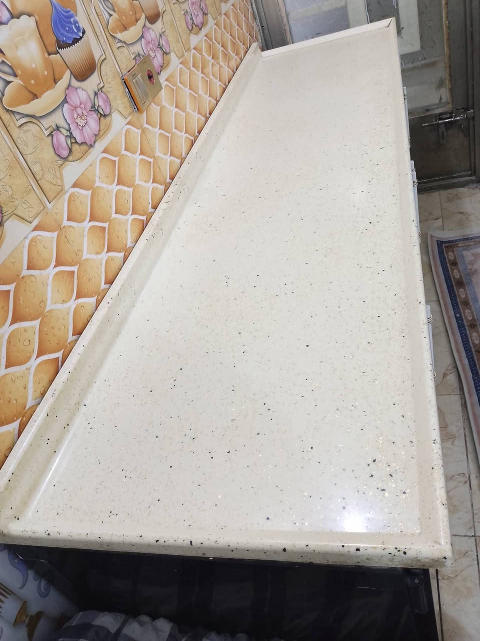 كاونتر للبيع نضيف مرمر الاصلي اربع بيبان مثل ما موضح بالصورة قطعتين مع طباخ والفرن للعلم الفرن ما مستعمل ابد عنوان كربلاء الحر لشراي يخابر ع رقم ***********
