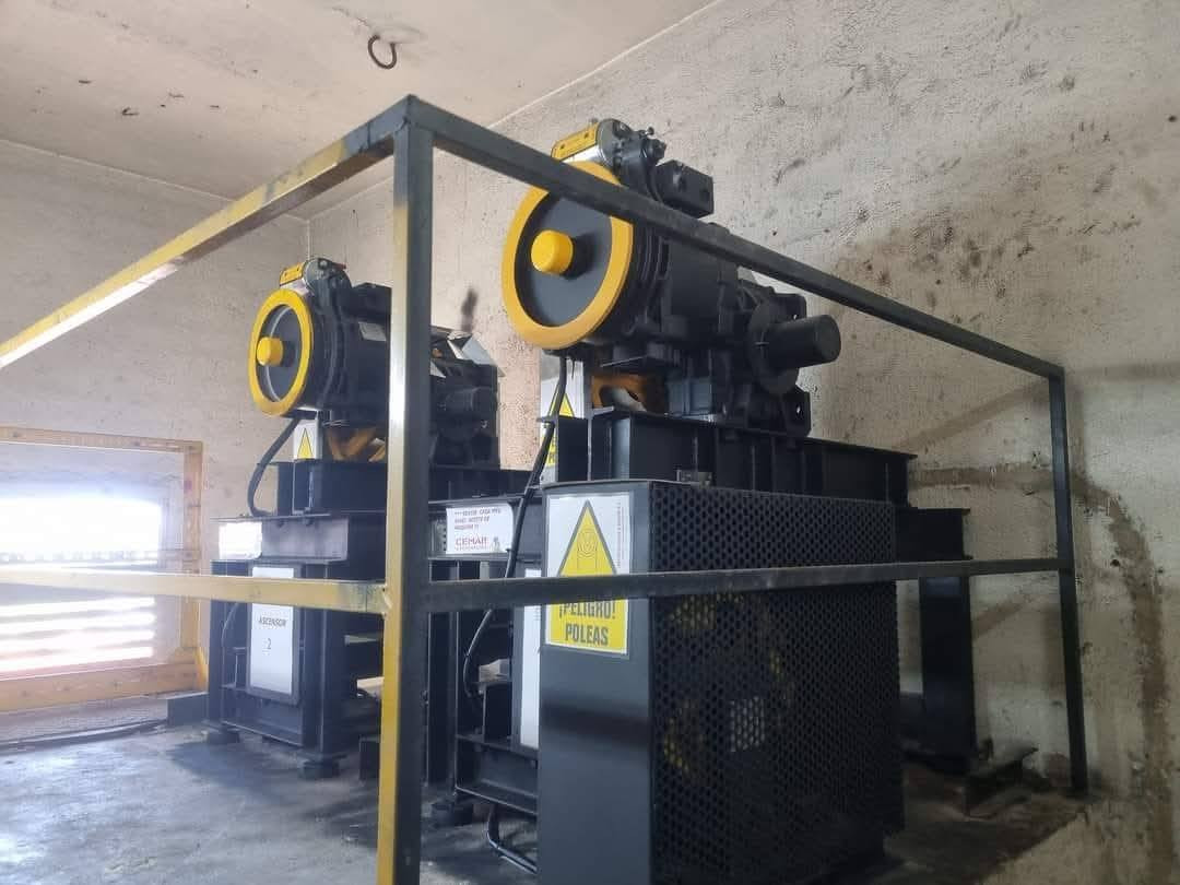 تسلا للمصاعد والسلالم الكهربائية
يعتمد مكتبنا الهندسي على أفضل أنواع المحركات في العالم والتي تلائم الاجواء في العراق و بشكل أساسي على : محركات ALBERTO-SASSi الايطالية.
وتمتاز 
1-قوة في العمل 
2-متانة 
3-تتحمل درجات الحرارة العالية 
4-نعومة في السرعة 
5-ضمان بالماكنة لسنيين عديدة 
6-انواع متعددة ولكل الاحمال.                                            وكذلك يعتمد مكتبنا الهندسي ع السكك الايطالية (gaud (rail والحبال الايطاليه,(ropes) ومنظم السرعة speed covener الإيطالي  ووسائل التعليق لتعليق الحبال وكافة الأجزاء الميكانيكية الايطاليه  والتي هي من أفضل المنشأت العالمية من حيث الجودة والكفاءة ومن ضمن الكود الاوربي.
⏪ نتمنى دائما ان نقدم النافع والمفيد
⏪ تسلا للمصاعد أنت معنا في أمان🔝
⏪تسلا للمصاعد اختيارك الأول🔍
يسعدنا تلقي استفساراتكم وارائكم والتواصل معكم علي رقم :
موبايل /واتس آب ‏‪0786 630 7700‬‏ 📞
 وع الاميل /Sabahali473@gmail.com                                    او ع صفحتنا في الفيس بوك tasle للمصاعد والسلالم الكهربائية..
