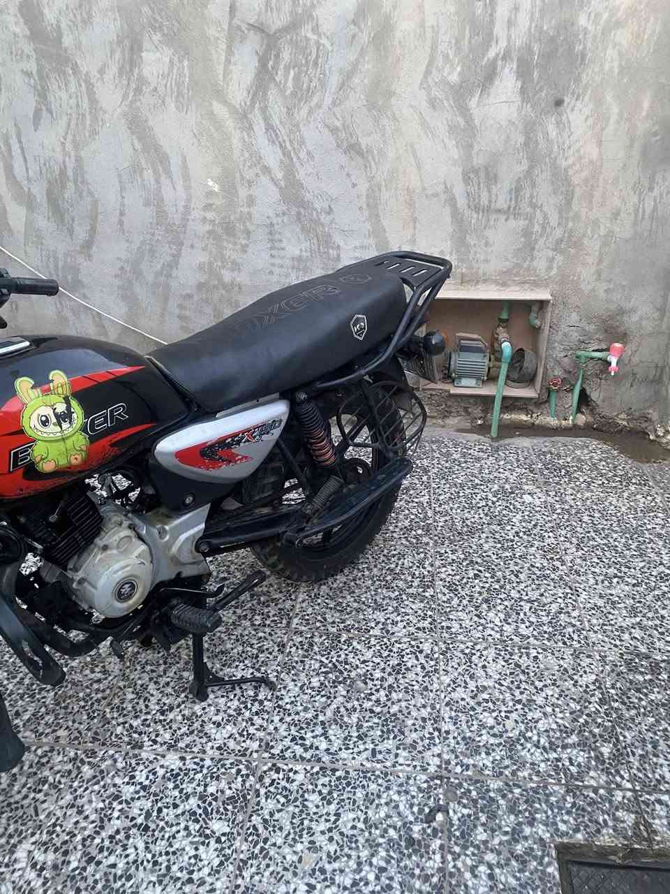 سلام عليكم البيع بوكسر موديل 2022 داخله ب 2023 دراجه كفاله عامه وجهازه رقم وسنويه  هزه جديد  سلف جديد تايرات جدد باتري جديد زنجيل جديد برغي ما مفتوح بيها سعر 1850 وبيها مجال مكاني بغداد جسر ديالى اتصل *********** بي وتساب
