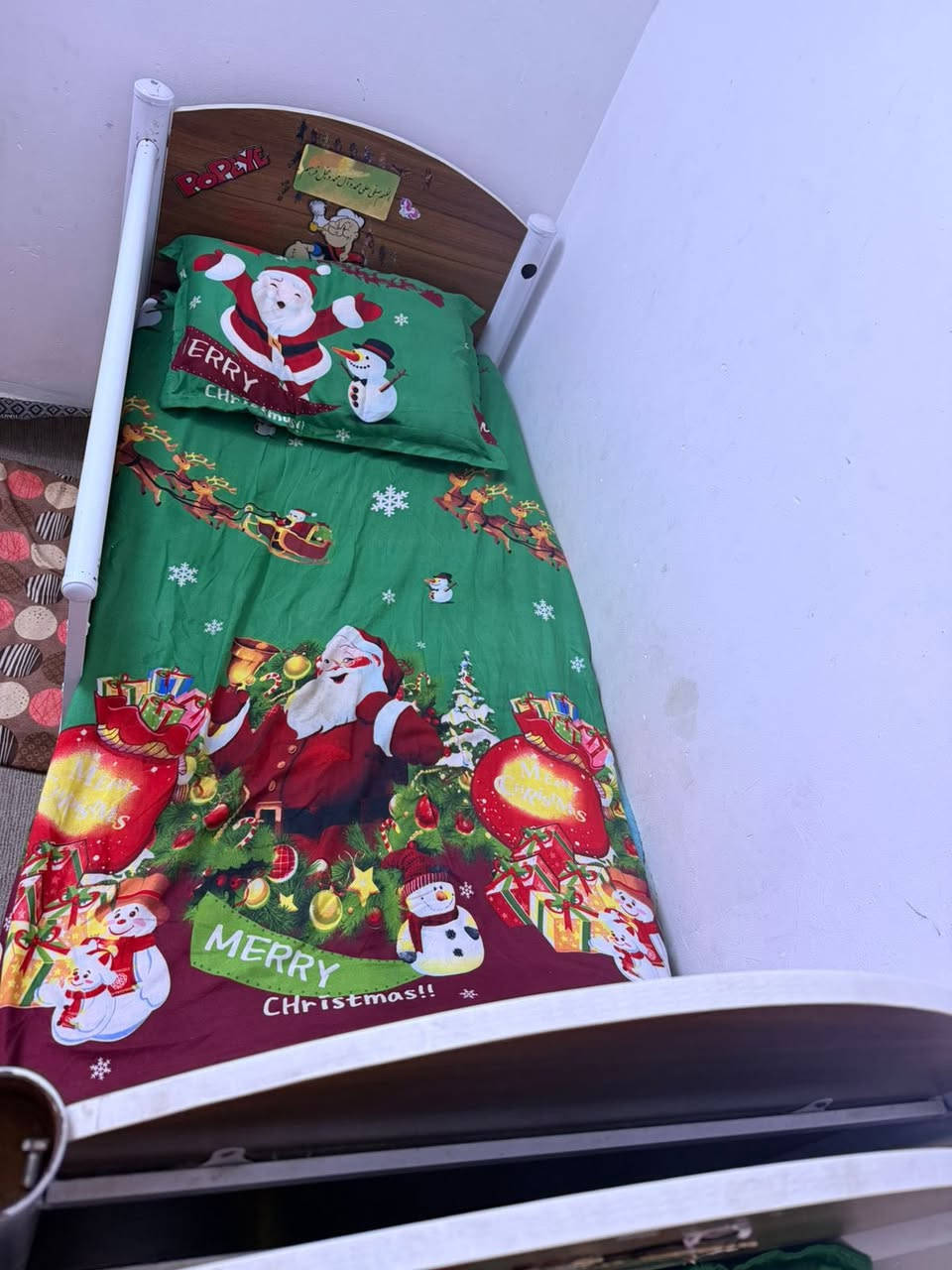 السلام عليكم 
جرباية اطفال الطول 150 سنتم والعرض 80 سنتم حديد ثقيل وقوي بحالة جيدة ونظيفات مستخدمات قليل يرهمن طابقين بيهم مصدات جانبية ودرج 
سعرهم 100 
مكاني الجبيلة شارع السايلو 
*********** للاستفسار
