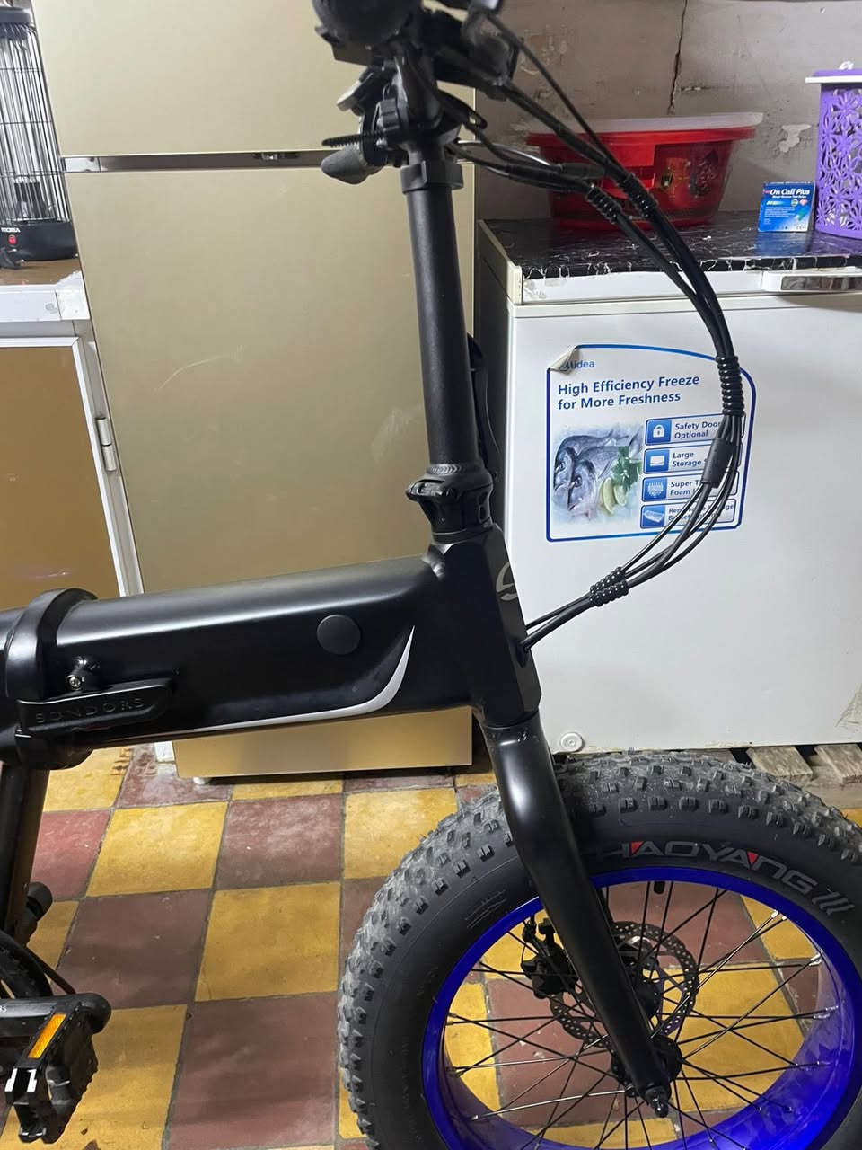 ## 🚲 للبيع: بايسكل كهربائي Sondors Fold X (قابل للطي)
**المواصفات:**
 * **المحرك:** 500W قوي وعملي.
 * **البطارية:** 48V 14Ah (خلايا Panasonic).
 * **المسافة:** يقطع من 60 ميل إلى 100 كم بالشحنة.
 * **الجير:** 7 سرعات (Grip Shifter).
 * **الميزة:** قابل للطي بسهولة، ممتاز للتنقل وحجمه صغير جداً عند الطي (يرهم بجرار السيارة).
 * **سبب البيع:** صغر مساحة البيت.
 * **الموقع:** بغداد.
 * **للتواصل:** ***********
