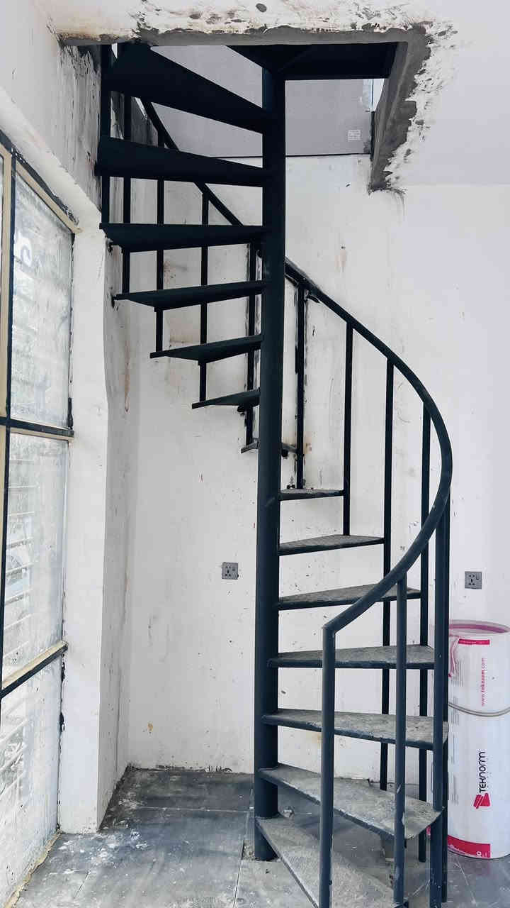 تصنيع وتركيب درج حديد مودرن كافة القياسات والموديلات العصرية الحديثة التي توفر الحلول المناسبة لكل بيت 🏠 يوجد لدينا كوادر مختصة في عمل فتحة سقف كونكريت كل ما عليك الاتصال على الرقم *********** والباقي علينة 
انت اختار واحنة انفذ
