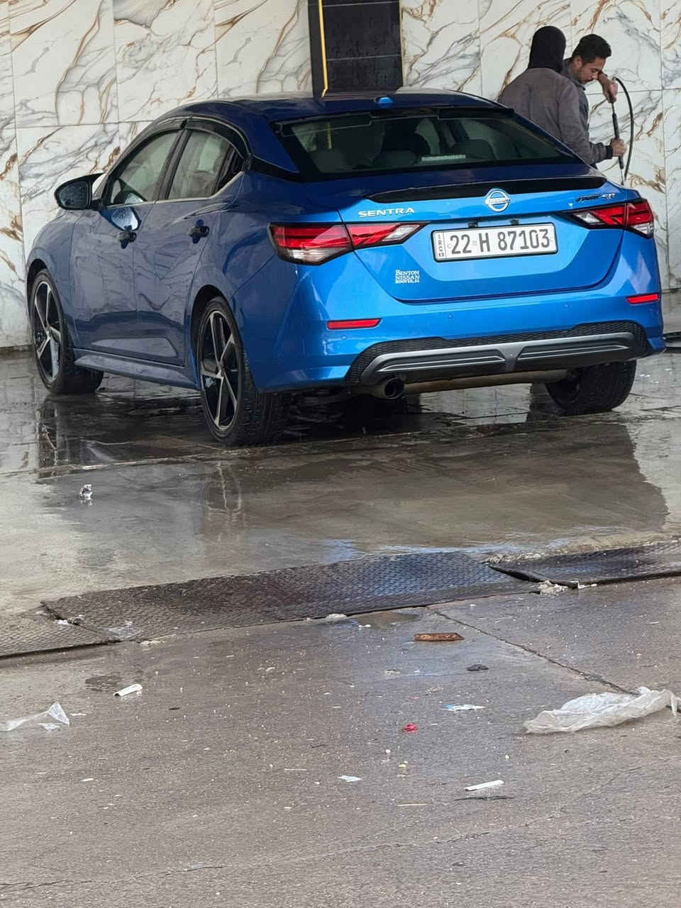 🚗 للبيع: نيسان سنترا 2023 SR فول مواصفات (ماعدا فتحة السقف)
(رقم اربيل)
سيارة نظيفة جداً وبحالة ممتازة، استخدام شخصي ومحافظ عليها بيها برمجة ادفانز من شركة نيسان تمشي عالبانزين العادي بيها منظومة انارة داخلية محيطية بيها طبقة حماية لكافة الشبابيك PPF عازل حراري بيها طبقة حماية خارجية نانو وشمع يعني بالغسل اسهل تصير وتحمي السيارة بيها تغليف كوشنات رياضي + كاربون فايبر للدركة مع الكنسول الوسطي وبيها شغلات كثيرة يعني مثل الويل رياضي CNC بلادي مالها وغيرها من الاضافات والترتيبات شمسيات،باتمان،سبايدر،سبويلر،…… .  

المواصفات:  
• محرك 2.0 لتر اقتصادي وقوي  
• ناقل حركة أوتوماتيك CVT  
• تشغيل بصمة (Start/Stop)  
تشغيل عن بعد.
• دخول ذكي بدون مفتاح  
• شاشة وسطية مع نظام Apple CarPlay و Android Auto  
• كاميرا دوارة  
• حساسات أمامية وخلفية  
• شاشة معلومات في الدشبول  
• دركة متعددة الوظائف مع تحكم بالصوت والهاتف  
• مثبت سرعة مع رادار تفاعلي   
• تبريد مع مناخين منفصلين أوتوماتيك  
• ويل رياضية قياس 18 إنج  
• أضواء LED أمامية وخلفية  
• مرايا جانبية كهربائية مع إشارات  
• نظام تحذير الخروج عن المسار  
• نظام النقطة العمياء  
• نظام الفرملة الطارئة    
• داخلية رياضية مع تطريز مميز لفئة SR  

✔️ السيارة فوول مواصفات ماعدا فتحة السقف  
✔️ بحالة ممتازة جداً ولا تحتاج أي مصروف
حادثها مثل ماواضح بالسونار بوند مبدل ومصبوغ وجاملغ يسار بدون شاصي فقط صبغ شبر بالبدنة وشبر بالتكمة تسوية صبغ  
السيارة ماشية 55 الف كيلو 
3N1AB8DV0PY233950 :رقم الشاصي 
📍الموقع: الموصل  
📞 للتواصل والاستفسار: (***********)  

السعر 145$
تحويل مباشر السيارة باسمي والسيارة دينار مصرف ماتحتاج حتى دهن الكير مبدل جديد والتخم جديد دينار مصرف ماتحتاج
