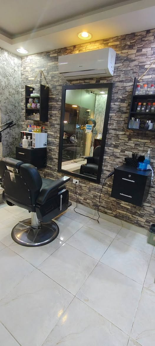 عدة صالون حلاق للبيع 
4كراسي حلاقه 
1كرسي غسيل
3مكيفات
2شاشتين 
1مكتب كاشير 
4كمرات
1جيهاز بوخار
1جيهاز حمام زيت
1كولر مياه
عده خفيفه نضيفه
البيع بيداعي سفر 
010 07929258


**إذا كنت صاحب هذا الإعلان وتريد حذفه لأي سبب، رجاءا أرسل رسالة إلى الدعم الفني**