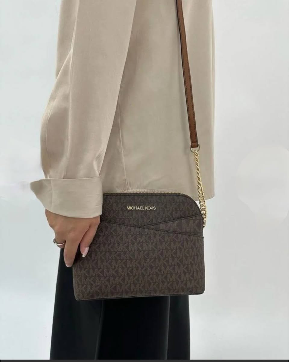 حقيبة كتف من مايكل كورس مع حزام كتف طويل 
متوفر توصيل لكافة المحافظات


**إذا كنت صاحب هذا الإعلان وتريد حذفه لأي سبب، رجاءا أرسل رسالة إلى الدعم الفني**