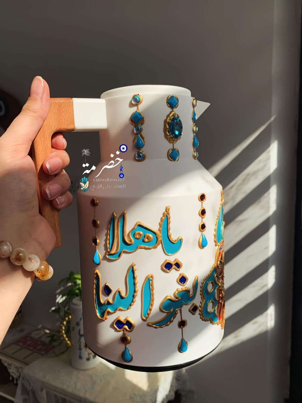 القطعة مصنوعة يدوياً بعناية فائقة، مع الاهتمام بأدق التفاصيل لضمان الجودة والتميز.
أعمالنا تُصنع على نطاق محدود لضمان التفرد والهوية الخاصة بكل تصميم.
للطلبات والاستفسار، يرجى التواصل عبر الانستغرام أو الفيسبوك.
شاكرين دعمكم للأعمال اليدوية التي تحمل بصمة وذوقاً خاصاً 

#اكسبلور #رسم_على_الزجاج #خضرمة_بغدادية #خضرميات #خُضرمّة


**إذا كنت صاحب هذا الإعلان وتريد حذفه لأي سبب، رجاءا أرسل رسالة إلى الدعم الفني**