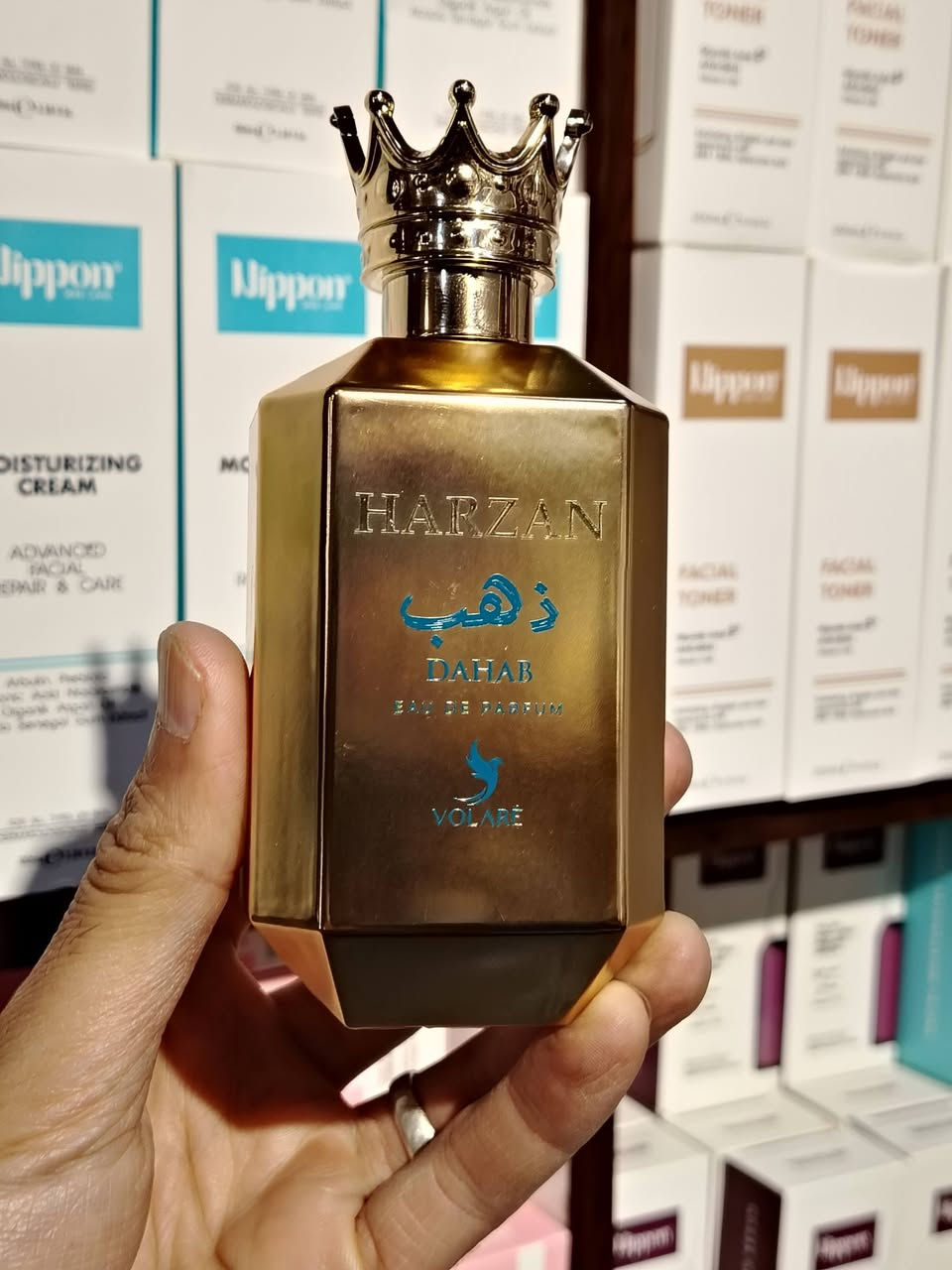 عطر Harzan Dahab (حرزان ذهب)
من دار عطور Volaré
بتركيبة عطرية فواحة ومنعشة تجمع بين التوابل والأخشاب والحمضيات:الهرم العطريالمكونات
العليا (الافتتاحية): مزيج منعش وحار من الفلفل الأسود، الجريب فروت، والريحان.
المكونات الوسطى (القلب): تبرز فيها النوتات التابلية والعطرية مثل فلفل تيمور والتوليفات العشبية.
المكونات
المكونات الأساسية (القاعدة): ترسو الرائحة على لمسة دافئة وعميقة من نجيل الهند (الـ Vetiver) والأخشاب لتمنح العطر ثباتاً طويلاً.


**إذا كنت صاحب هذا الإعلان وتريد حذفه لأي سبب، رجاءا أرسل رسالة إلى الدعم الفني**
