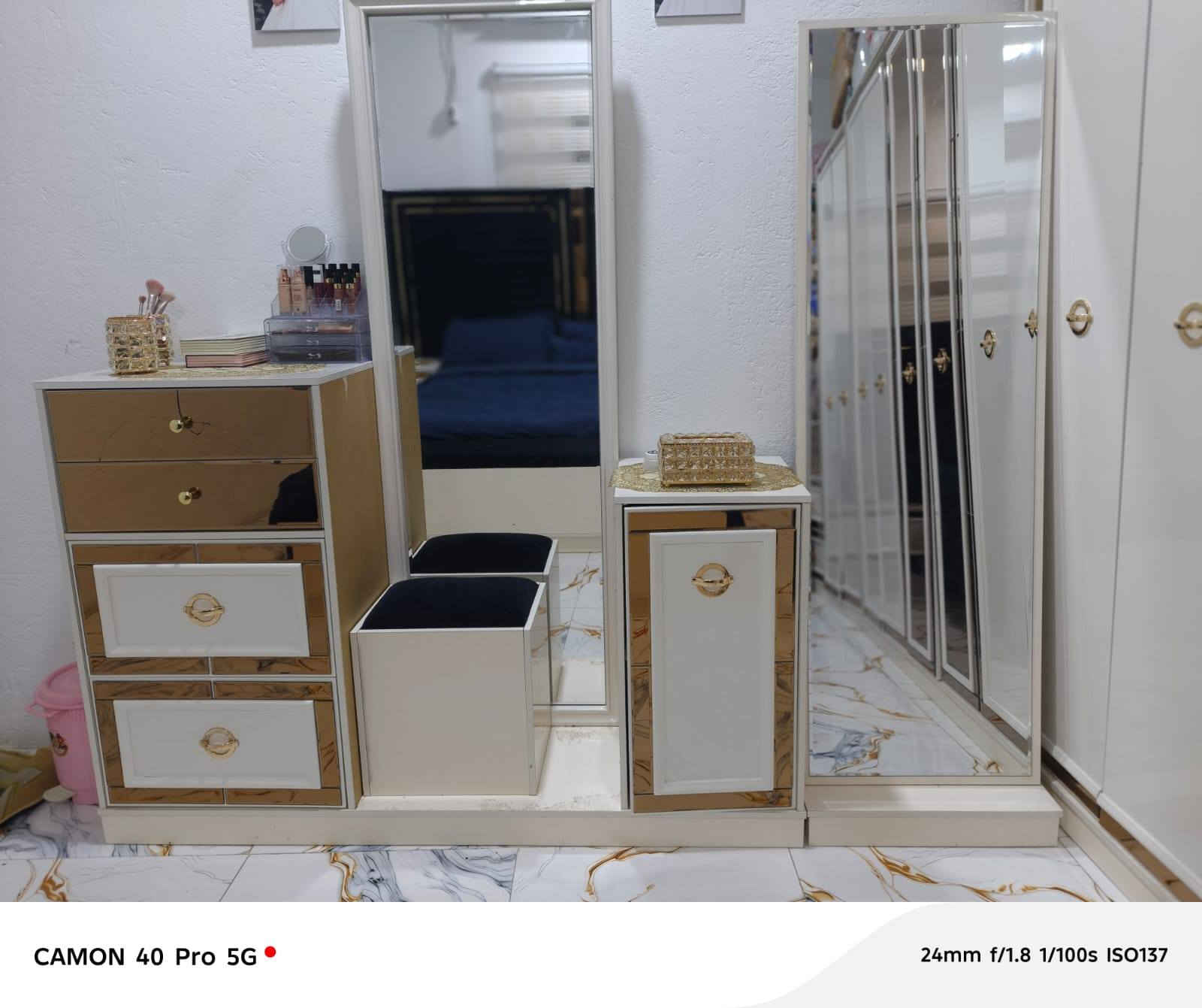 السلام عليكم 
غرفة تركي للبيع مستخدمة 5 اشهر 
سعر الغرفة مليون وربع 
العنوان البصرة الحيانية شارع السيد المستطيل 
رقم الهاتف : ***********
