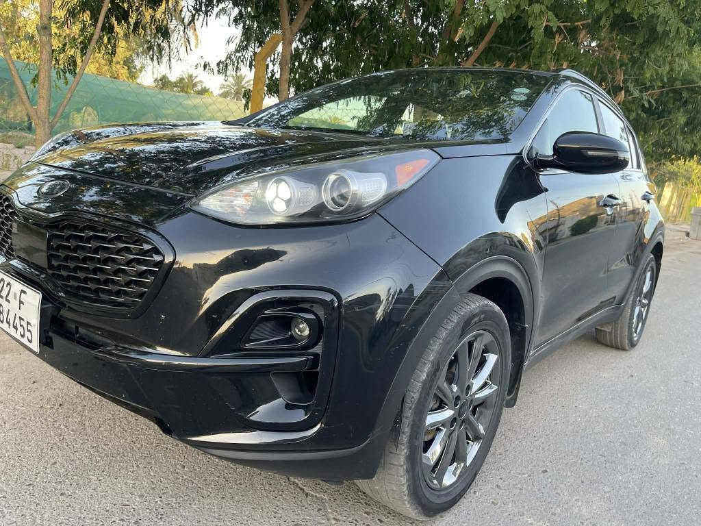 كيا سبورتاج 2021 وارد أمريكي فول (SX Turbo)  كلين بدون ضربه جاملغ امامي بارد
 أعلى فئة ومواصفاتها:
🔧 المحرك والأداء
محرك 2.0 لتر تيربو GDI
قوة 240 حصان (دفع أمامي) أو حوالي 237 حصان (دفع رباعي)
جير أوتوماتيك 6 سرعات
نظام قيادة رياضي مع بدلات تبديل خلف المقود (Paddle Shifters)
نظام دفع أمامي FWD أو رباعي AWD حسب النسخة
🚘 الخارج
جنوط ألمنيوم 19 إنج
أضواء أمامية LED
أضواء ضباب LED
إضاءة نهارية LED
فتحة سقف بانوراما
حساسات أمامية وخلفية
باب صندوق كهربائي ذك
🛋️ الداخل
مقاعد جلد
مقعد السائق كهربائي
تدفئ
تشغيل بالبصمة (Smart Key)
شاشة لمس مع ملاحة
Apple CarPlay وAndroid Auto
شاحن لاسلكي
نظام صوت مميز
🛡️ الأمان
رادار أمامي لمنع الاصطدام
المحافظة على المسار
تحذير الخروج عن المسار
مراقبة النقطة العمياء
تنبيه حركة المرور الخلفية
مثبت سرعة ذكي (Adaptive Cruise Control)
كاميرا خلفية وحساسات بغداد, العراق


**إذا كنت صاحب هذا الإعلان وتريد حذفه لأي سبب، رجاءا أرسل رسالة إلى الدعم الفني**