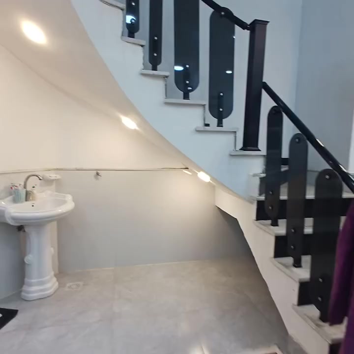 بيت في منطقه الحقوقيين مجاو،  ر دور مجلس محافضه ميسان طابو 200متر بناء حديث حتى اذا مراوس بام غربه ***********
