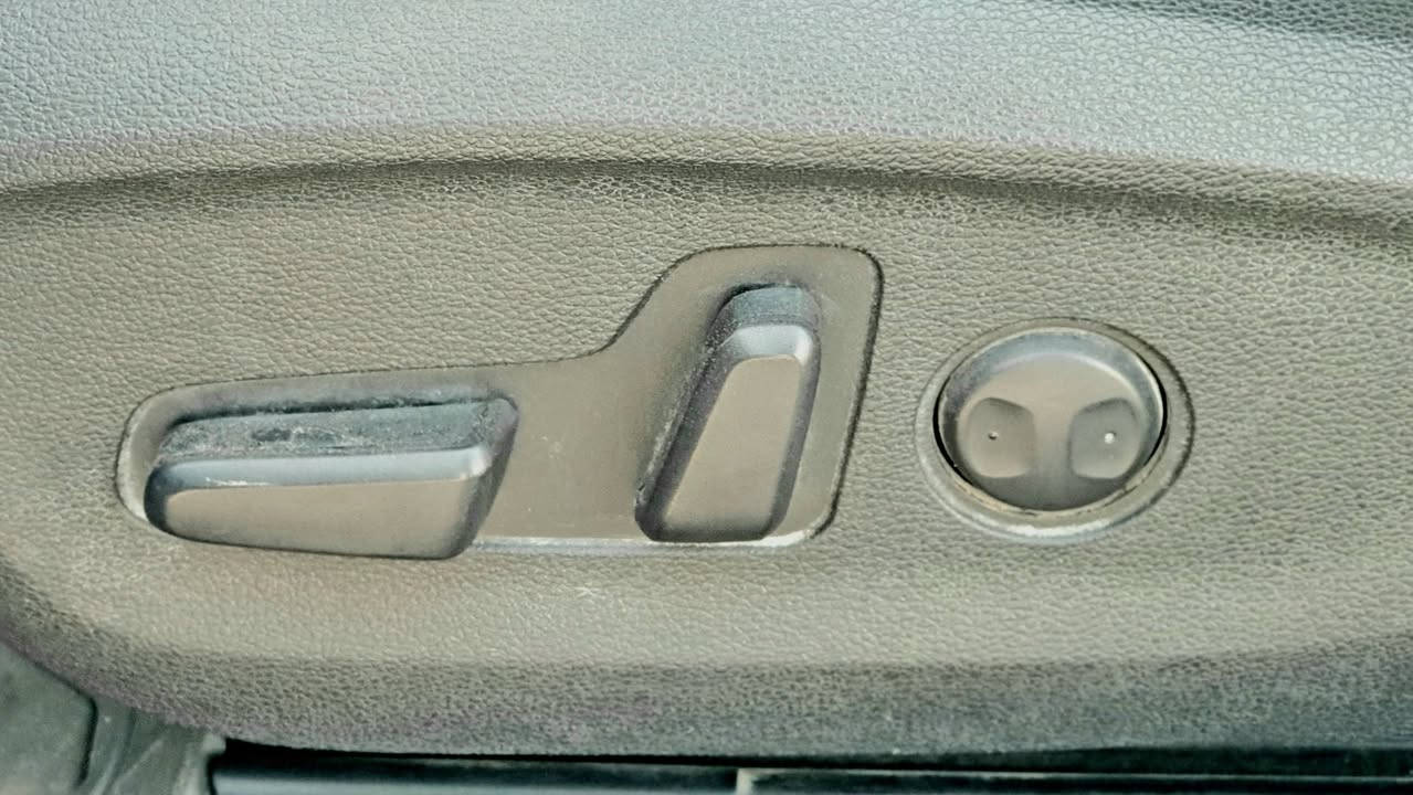 للبيع هونداي سوناتا2019  sport فول مواصفات 1/1 رقم سليمانية دولي تريد تحويل_ وكالة بلي يعجبك .
.
السيارة جديدة جدآ 

*بصمة تشغيل + بصمةابواب +بصمة جنطه 

*سلايد روف 

*رادار

*مانع انزلاق
*كشنات جلد +تدفئة+كهرباء 
*تخم تاير +حدادية جديده  استخدام شخصي السيارة 
*ستيرنDسبورت+تدفئة ستيرن +شفتات +تحكات 
*رادار مريات +نقطة عمياء 
*دبل كزوز 
*تبريد قطعتين 
*شحن لاسلكي +منفذ USB+AUX
*كاميرا خلفية دوارة
 
 وبعد بيه مواصفات هواي .

مكينة2.4 JDI معلايه كازكت فقط لادوانز ولاتنقيص 
 ماشية 142mi 
 السعر 140والشراي بخدمته 
للإستفسار 
***********واتساب
***********
مكاني بابل /قرب العلوية شريفة بنت الحسن (ع)
