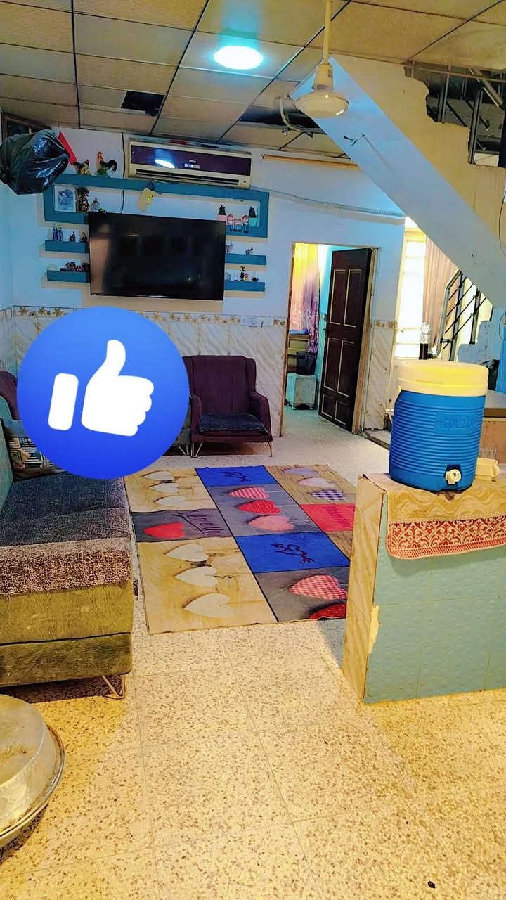 سلام عليكم بيت بلدية في العسكري العابد طابقين يتكون من استقبال وصالة ومطبخ حار وبارد وثلاث غرف نوم و4 حمامات 
للتواصل
‏‪‏‪0771 285 4644‬‏‬‏ 
***********
