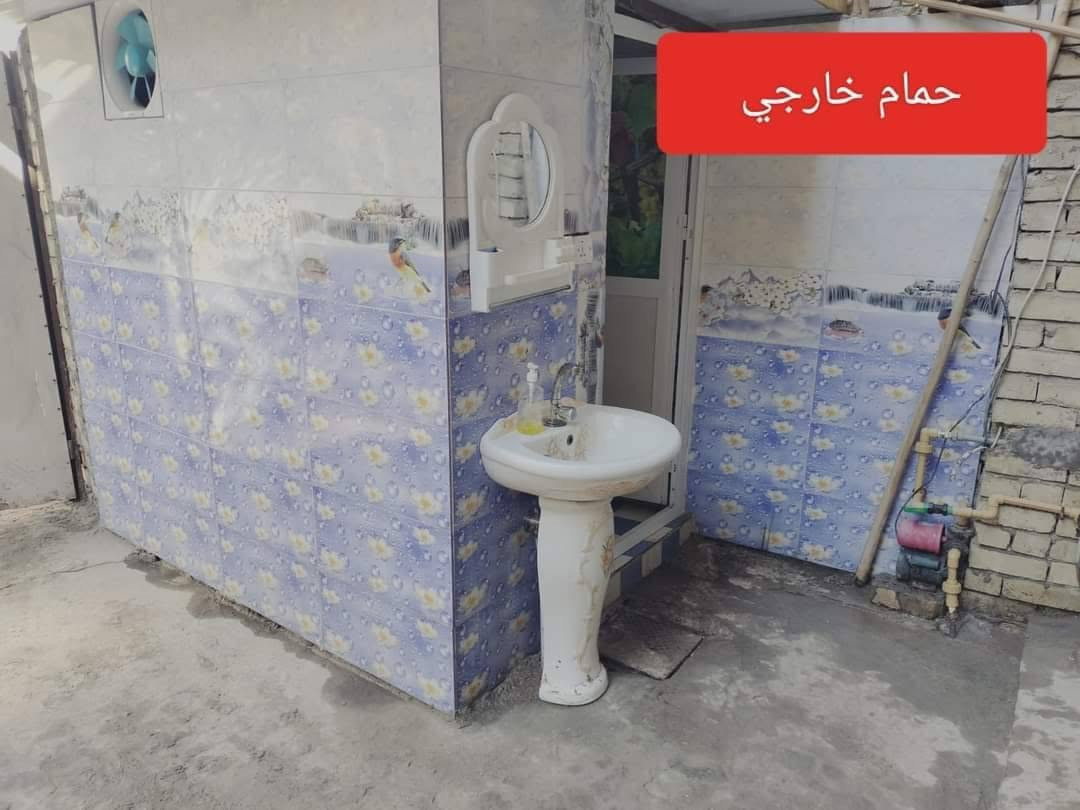 دار للبيع بغداد الرصافة حي اور ـــ الغرير اول فرع 
صنف الدار زراعي المساحة 230 متر قيناص طابقين
الطابق الارضي يحتوي على👇🏻
. حديقة كراج حمام خارجي
. استقبال عدد 2 مفصولات
. حمام داخلي حولي غرفة عدد 1 
. مطبخ حار وبارد وترك عدد 2
الطابق الثاني يحتوي على 👇🏻
.  غرف عدد 3 وحمام 
للاستفسار رقم الهاتف ***********
