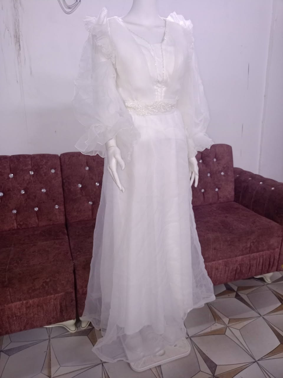 #فستان_عقد
فستان عقد شيفون مطرز بالؤلؤ اكمام منفوخة +حزام شيفون مطرز بالؤلؤ 
اخذتة ب62  الله شاهد ملبوس بس ساعتين الي تطي سعر زين تاخذة


**إذا كنت صاحب هذا الإعلان وتريد حذفه لأي سبب، رجاءا أرسل رسالة إلى الدعم الفني**