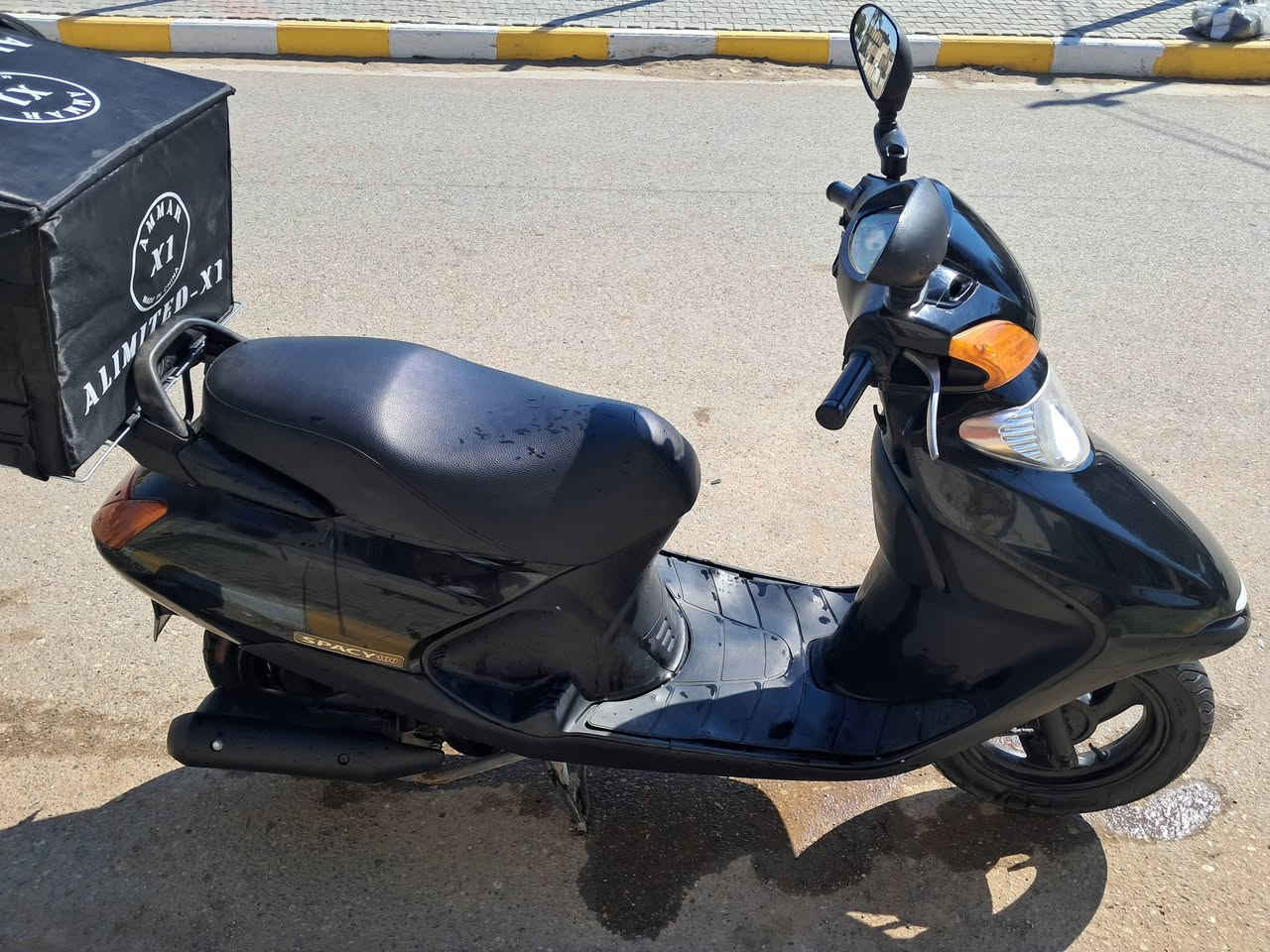 السلام عليكم...
دراجة اسبيسي ياباني ... امبدله غراض رايمر اصلية...

هذا الصندوك للبيت مو مال دليفري ...

السعر ٦٠٠ 

العنوان ...واسط ...داموك ...***********

وذا اكو ٤ كير.   مديل ٢٣ ....٢٢ ..٢١... امراوس ونطي فرق
