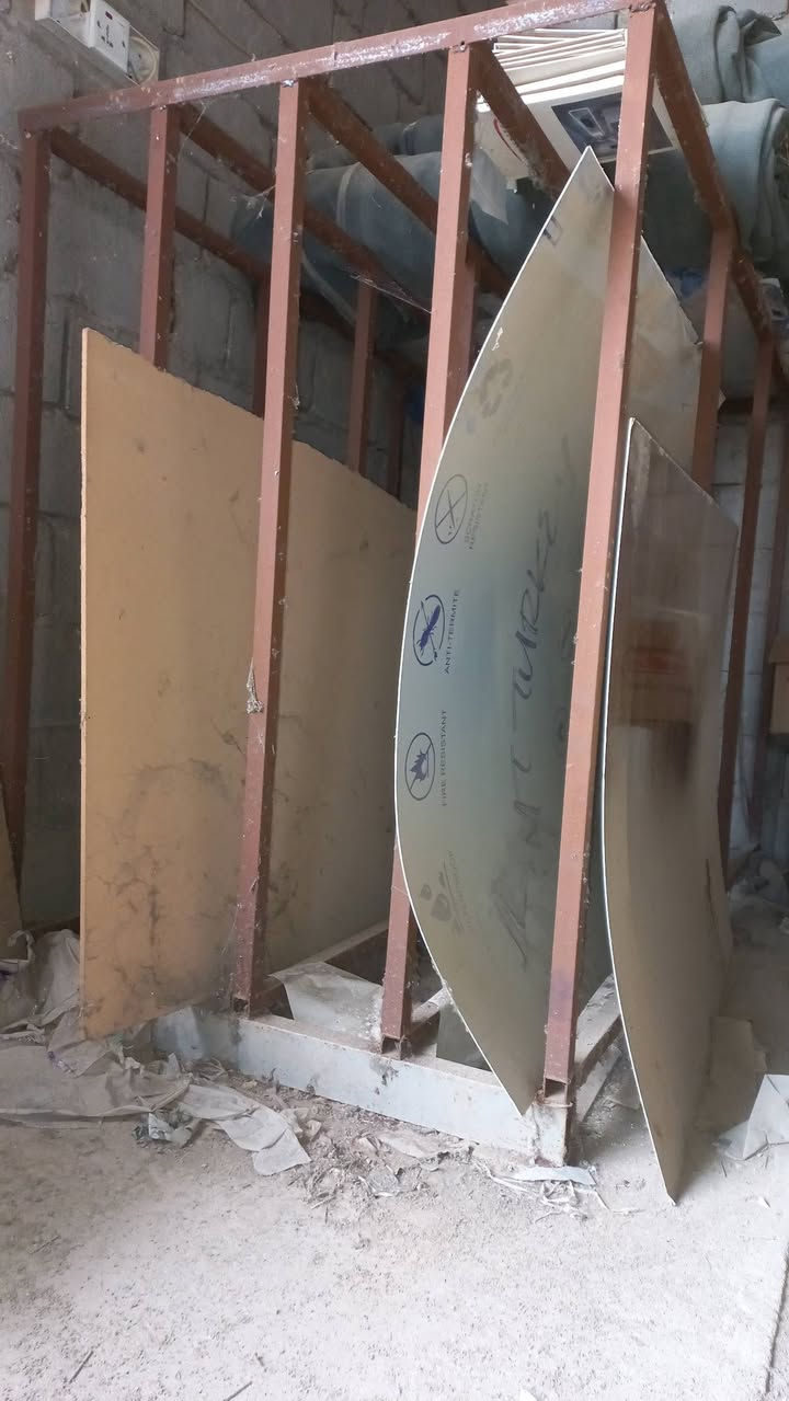 كتر يلمز +معواجة مترين وعشرة شرط نضافة فول  +ميز عمل +
ميز كتر +رفوف بليت .دريل شد نوع توتال+دريل عمل ال جي .كوسرة .منشار كهربائي للإستفسار ***********
