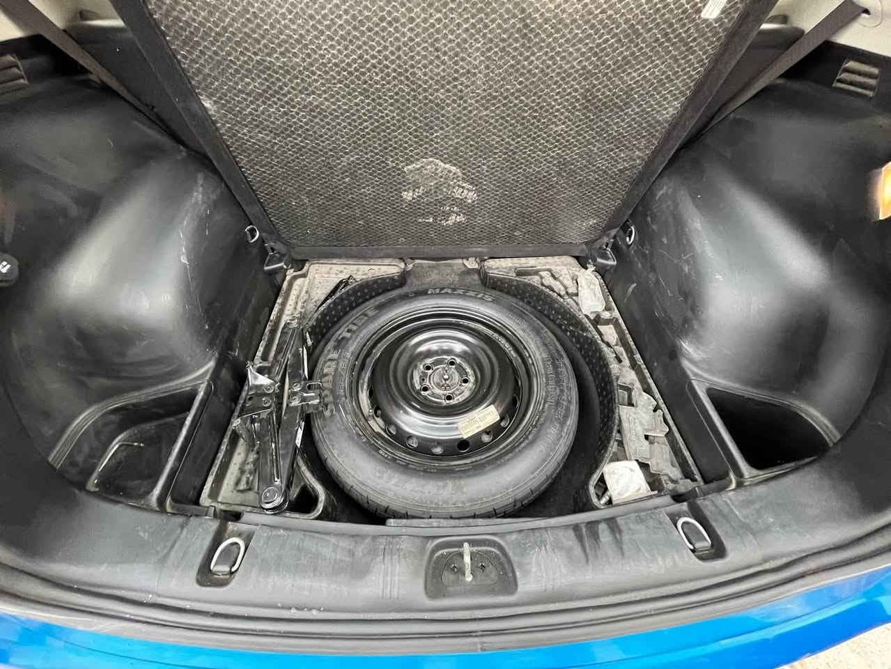 السلام عليكم للبيع جيب كومباس موديل 2020 مكينه 2.4 كير  9 نمر  بجم كبس ماشيه 52261 ميل سياره جاهزه من كلشي و بأسمي حادثها بابتين من جهه السايق و شويه من الدوسه السعر 135 مكاني بغداد حي الجهاد رقمي ***********
