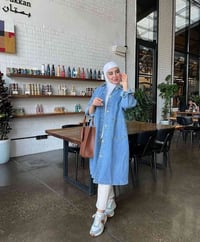 وصلنا اليوم 😍🔥 قميص جينز طويل فقط بـ 25 ألف! • متوفر لون غامق ولون فات...