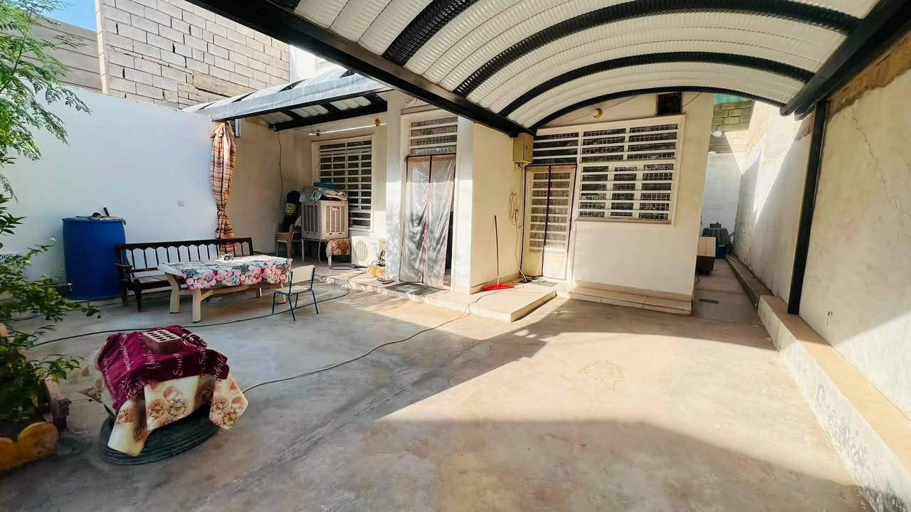 السلام عليكم بيت في حي الدوانم للبيع المساحه 150 متر ثاني فرع من يم السيطرة الدور قاط واحد بناء حديث تبليط ماء كهرباء السعر 🔥*********** مكتب بيتك للعقارات.الظباط الثانيه مقابيل الشهداء
