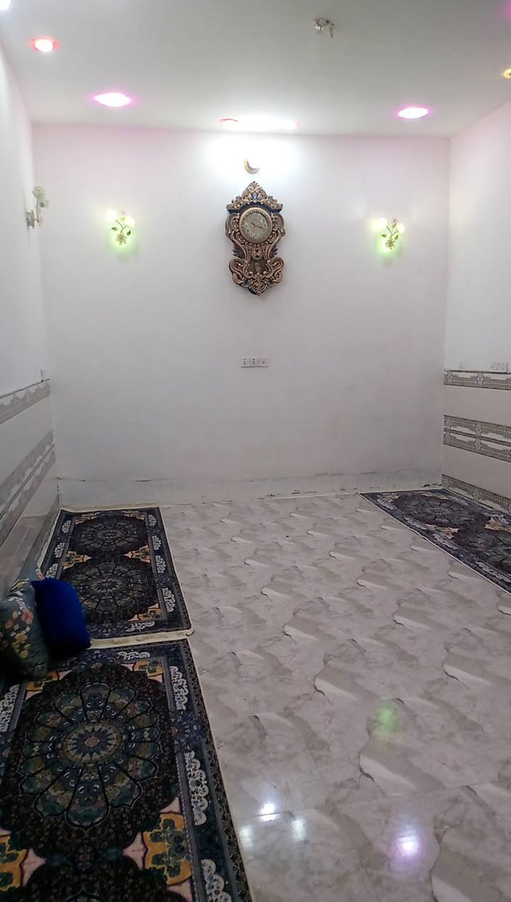 السلام عليكم
بيت للبيع حي ذويب الاول خلف (مطعم 🍴 الكرم )  يبعد عن الشارع العام 100م
المساحه 280م
غرفتين نوم
صاله
استقبال نساء
استقبال رجال
صحيات داخليه وخارجيه
البيت جاهز من كلشي 
للاستفسار: ***********

