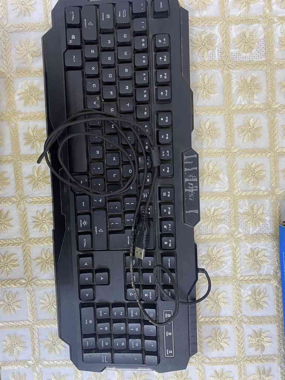 خمس كيبوردات فحم ما شغالات كلهم ب٣٠ شامل التوصيل قفل ملاحظة كيبورد الرصاصي الي بي كارتونه بس حرف الn والm عطلانات الباقي شغاله والmsi شغال بس اضائة 

مكاني بغداد شارع فلسطين 
متوفر توصيل 
رقم ***********
