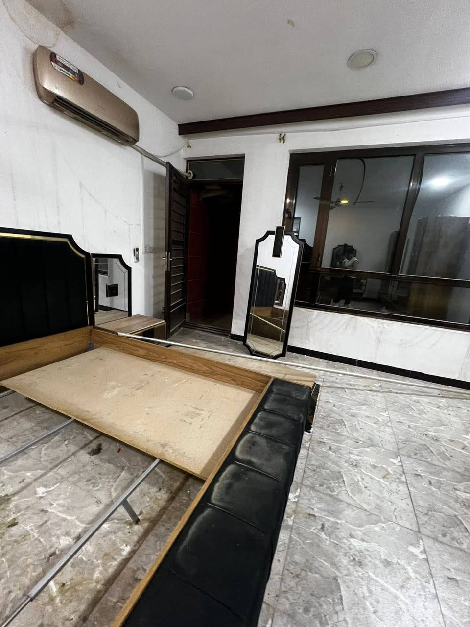 غرفه نوم تركي برغي وجوي حديد تخبل و جديده ونضيفه حيل مستعجل عليها كلش سعرها 400 وبيها مجال عنوانها بغداد الحريه *********** حسين
