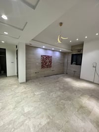 للايجار في السيديه شقه طابق اول درجه اولى   تحتوي ع صاله مفتوحه ع مطبخ...