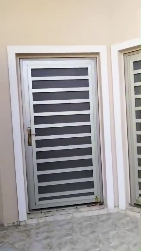 يوجد بيت بناء جديد ارضي للايجار
حي الضباط يحتوي على غرفتين نوم وصالة واستقبال ومطبخ وصحيات للاستفسار على السعر التواصل مع صاحب الملك

***********
