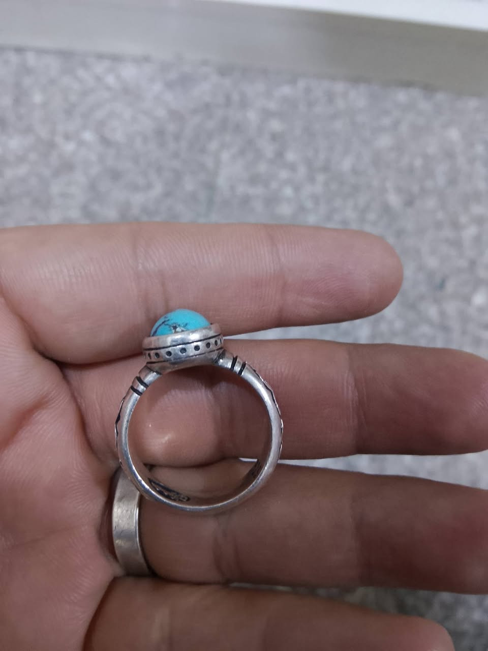 خاتم نيشابوري فيروز صباغه جميله وثقيله السعر 50الف التواصل خاص او ع الرقم *********** مكان البصره.
