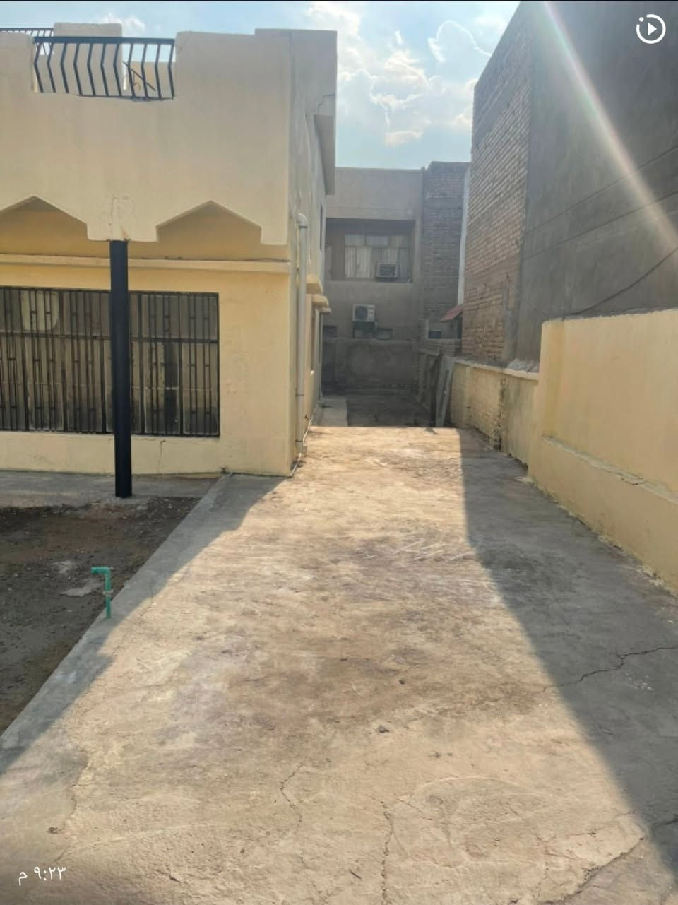 #أنسب دار إيجار من حيث الموقع والمساحة يصلح للنشاطات التجارية فقط
#بمساحة 400 م 
#الموقع مربع الأربعمائة مجاور التجاري 
فرصة لا تعوض يخدم أي نشاط تجاري 
 🏢 مكتب 🏥 عيادة  🛍️ معهد دروس خصوصية طلبة 👩 مركز تجميل أو غيرها 
#كراج يسع 4 سيارات 
#للإسـتفســـــــــار_أكثر 
#الأتصال او مراسلة الصفحة 
***********📞  
مكتب الأمين شارع الأمن
