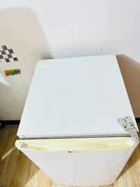 ثلاجة صغيرة • مستعمل