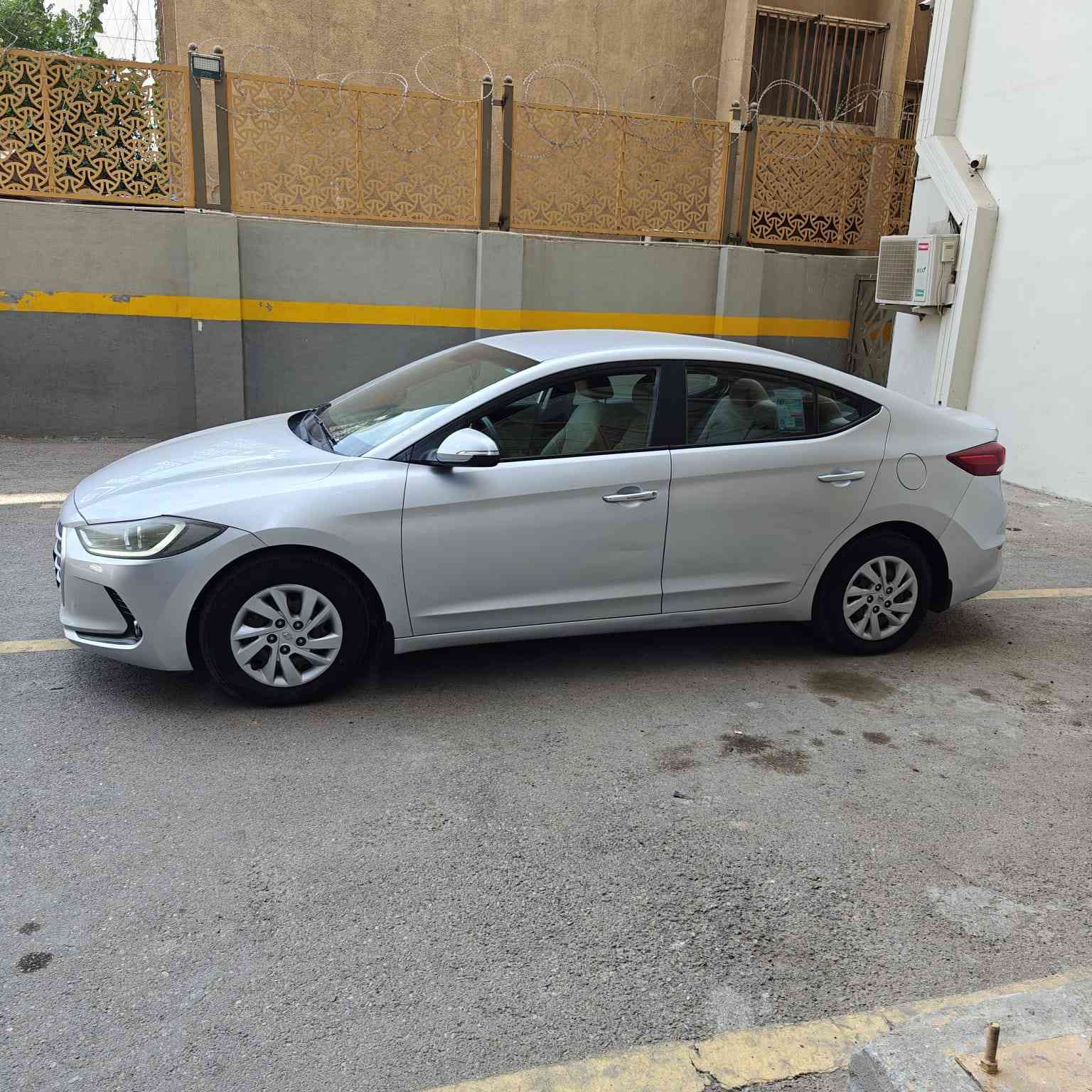 السلام عليكم النترا خليجي للبيع بدون مراوس مكفوله بيه ملاحظات بسيطه موجوده بلصور محرك 2000 تبريد قطعتين رقم بغداد الجديد سنوية ل 2030 السعر ب 140 
*********** حمزة, القادسية
