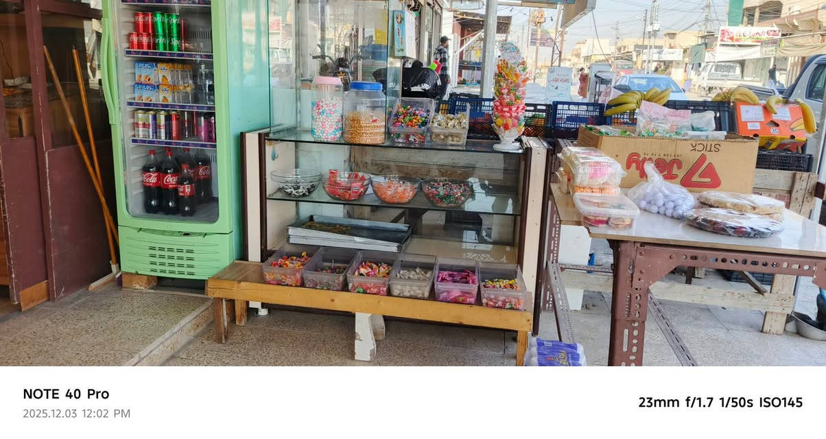 السلام عليكم محل معروض للبيع هو باغراضه كامل بدون سقف لي ايجار المحل 150 عنوان المحل موصل حي البكر شارع مركز التامين تواصل على الرقم***********
