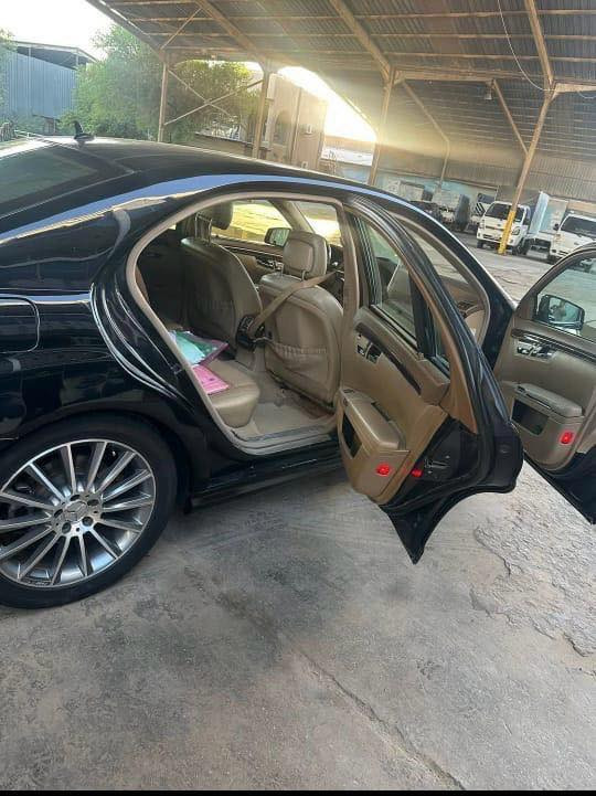 السلام عليكم شلونهم الجناية 
مارسدس s350 AMG 2011  رقم شمالي فول مواصفات  مواصفات : 
كاميرة خلفية ، تدفة تبريد مقاعد
بنورامة، مثبت سرعة ، التحكم تلقائي بدرجات الحرارة ، مصابيح اصلي شركة ، لوحة قيادة رقمية ، شاشة تدعم الاندرويد وء ابل كار بلي ، 
انارة محيطية ، حساسات امامي خلفي ، GPS,  مقاعد تدليك ، بردات ، نضام جكات هايدروليكي 

داخل عسلي صاج جوزي بيهة صبغ جاملغ خلفي وخشم الجاملغ الامامي الا يمن رايدها 175 ورقة وبيهة مجال وعادي للمراوس 

: رجائاً الخاص مغلق فقط اتصال *********** وبيه واتساب
