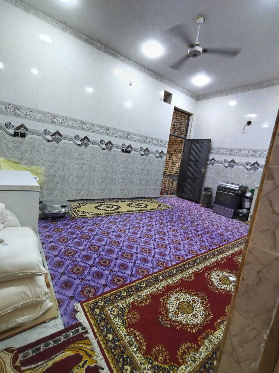 سلام عليكم بيت للبيع حي لاعلام قرب النادي الرياضي مساحته 120وجه 6ونزال 20يحتوي على غرفه وصاله ومطبخ ودوانيه حمام داخلي وصحيات خارجيه السعر خاص او على الرقم ***********
