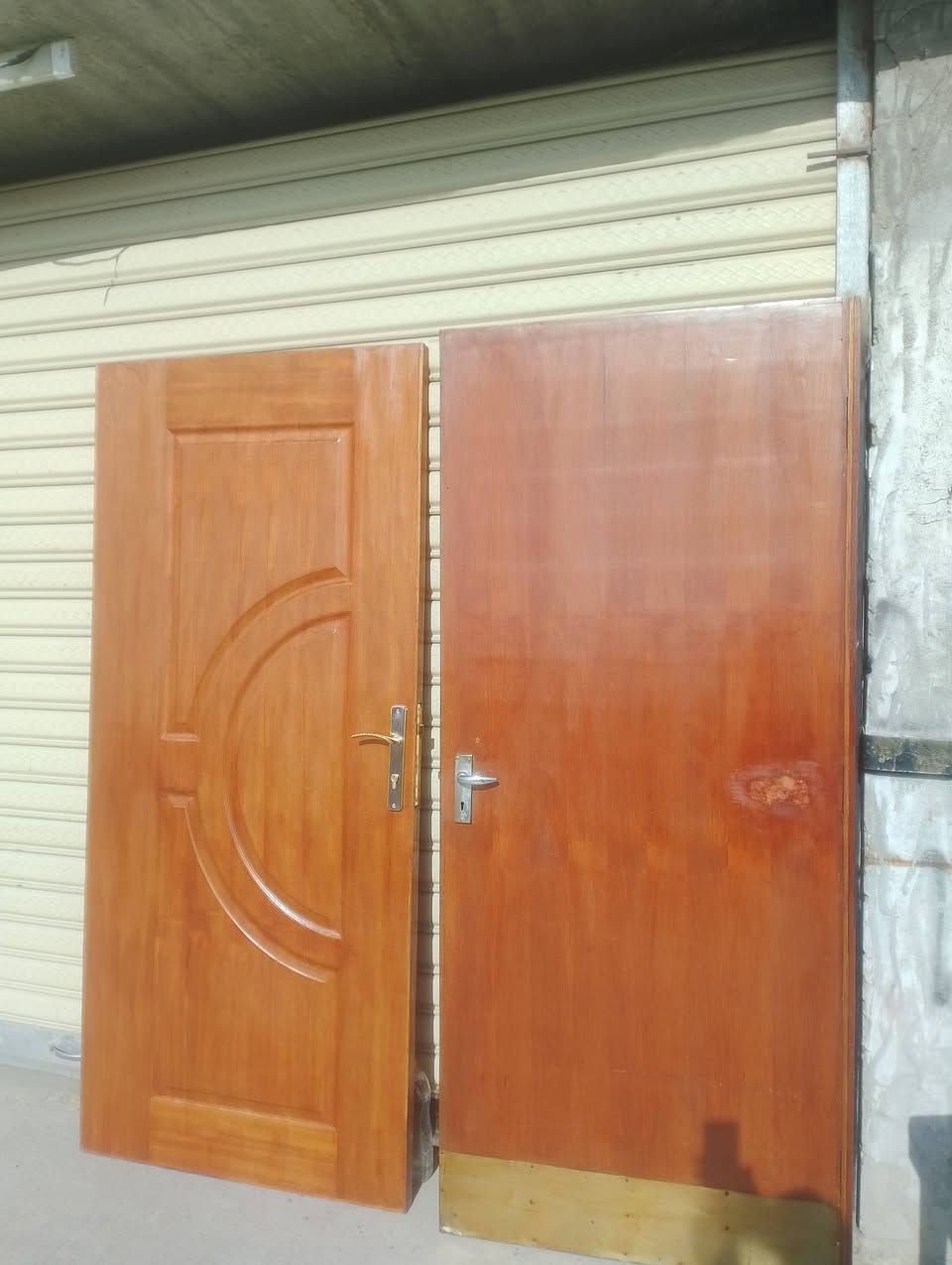 عندي أبواب خشب مستعمل صاج عراقي للبيع أرتفاع مترين و2سم عرض 88سم أبوغريب خان ضاري سعر الباب الواحد ب65 الف  ***********،***********
