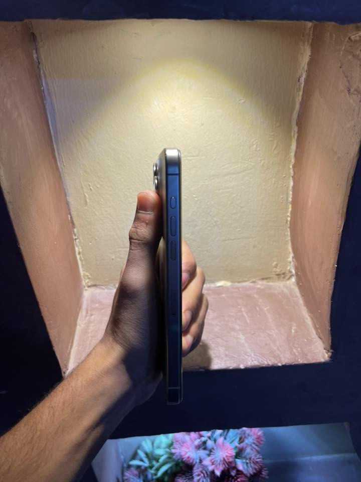 السلام عليكم ورحمه الله
ايفون 15 برو ماكس موصفاته 
ذ256 بطاريه 90 بلاد  لا معاليه ولا شي وين معجبك تفحص فيس إيدي شغال شاصي زلغ مابي غراضه جهاز شرق اوسط ماستر كرتونته الاصليه ويا فقط مبدل شاشه اصليه 3 خيارات وضهر مفطور 
سعر 775 وبي مجال 
رقمي ***********  مكاني دوانيه مركز 
تحياتي لجميع
