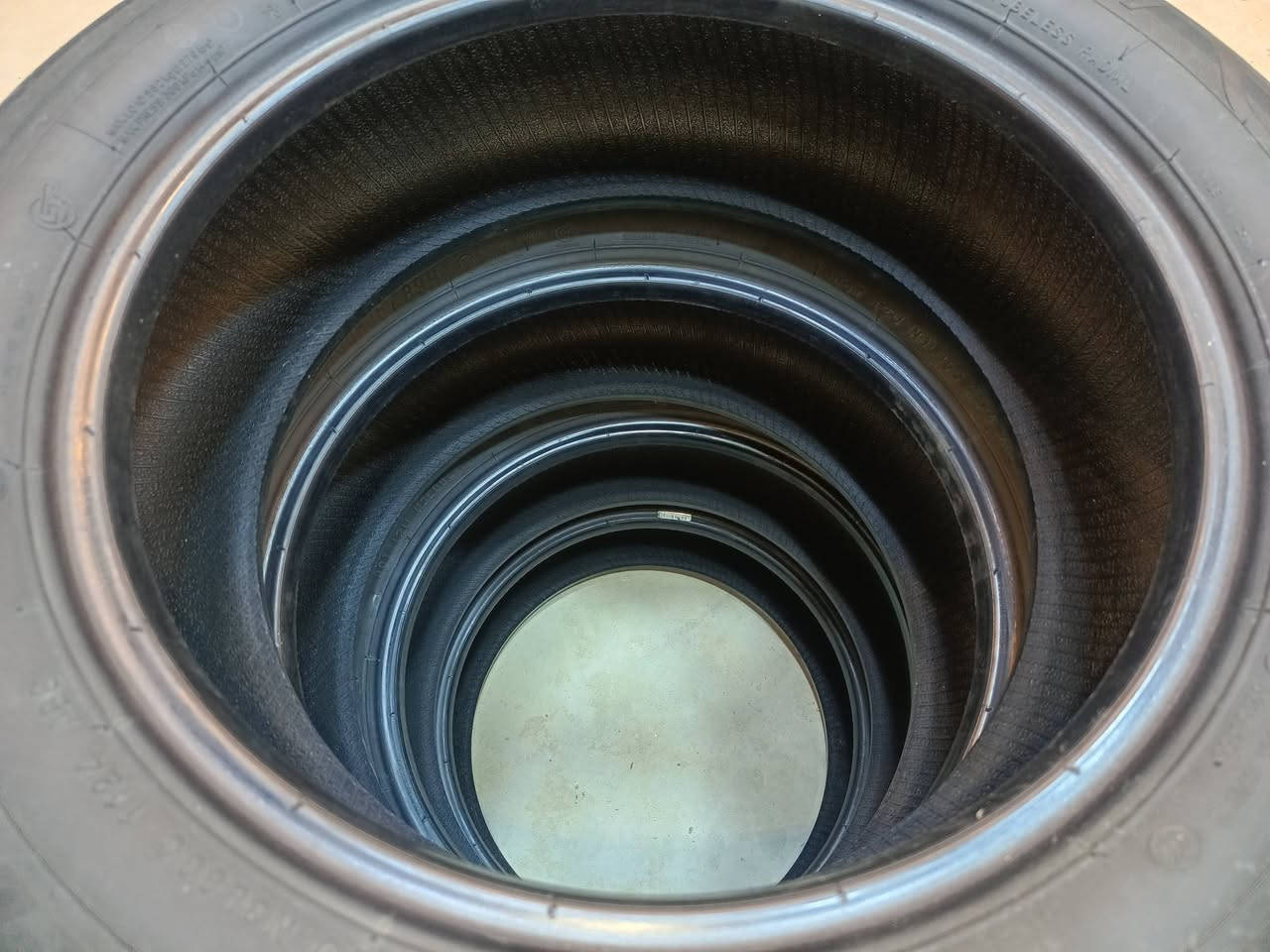 السلام عليكم تايرات نيسان سنترا موديل 24 السعر 130وبيهن مجال للطيبين العنوان بغداد  ناحية الوحدة المدائن ***********
