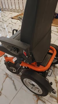 كرسي متحرك • مستخدم ٣ أيام • كوت زين القوس وشراي