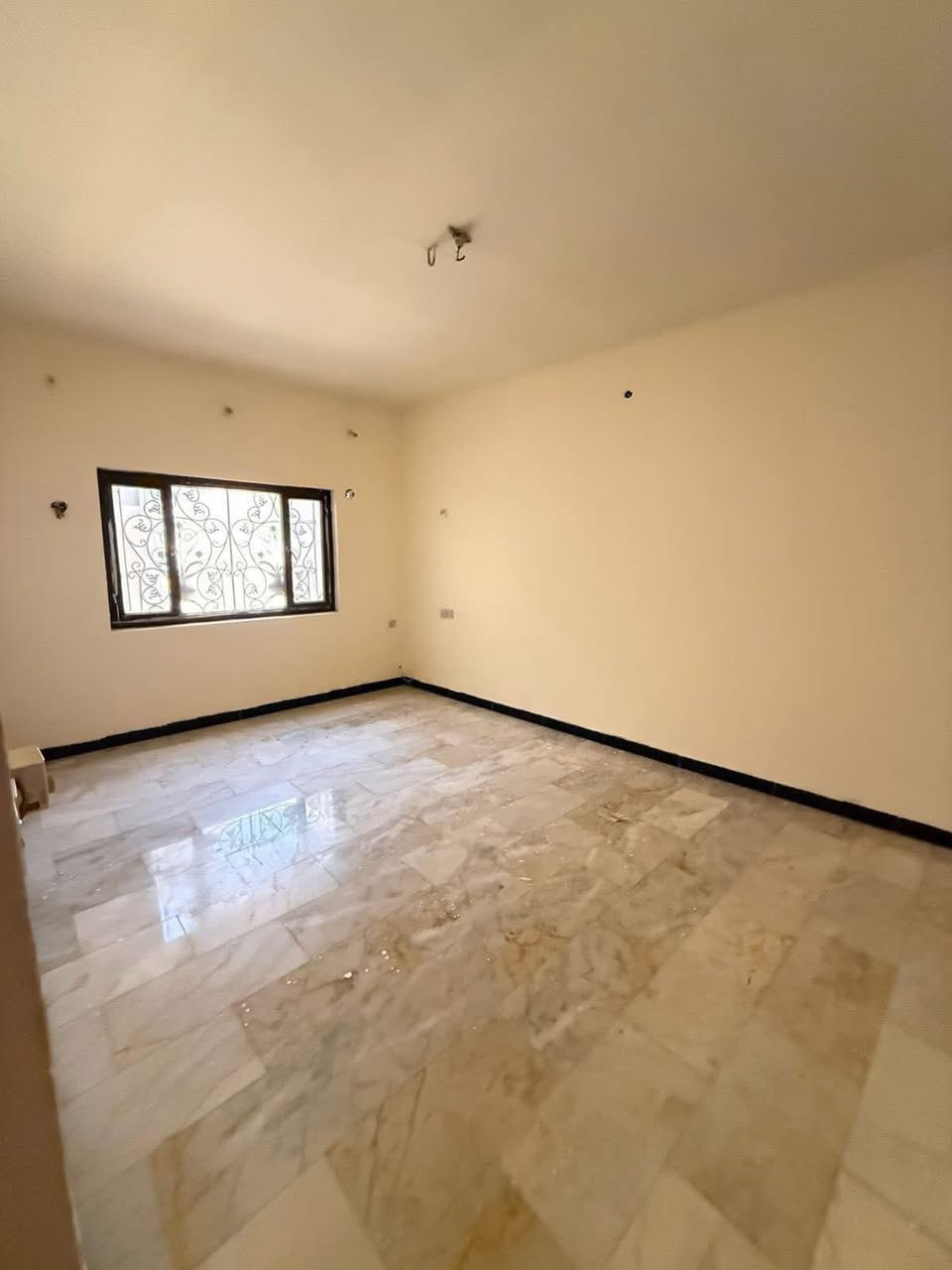 للايجار  في السيديه نضيف جداً مساحه 400m ( سكني او تجاري )

المواصفات :

* 5 غرف نوم 

* هول داخلي كبير 

* حديقه مع كراج كبير مع مساحه واسعه خلف البيت

* مطبخ (مجهز كاونتر وطباخ) 

* صاله 

* خدمات صحيه بكل طابق 

* السعر 4 مليون الف شهرياً

•الموقع: بغداد / السيدية - شارع 40

للاستفسار ***********
