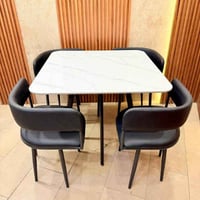 طاولة ٩٠×٩٠ • ٤ كراسي جلد • سطح رخام مزجج