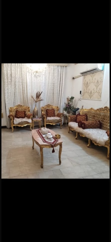 تخم ايطالي قديم الاصلي
تم تجديد الدوشمة والاسفنج بشكل ممتاز
مع  الطبلات مرمر اصلي
المكان الغزالية
للتواصل واتساب 

***********
